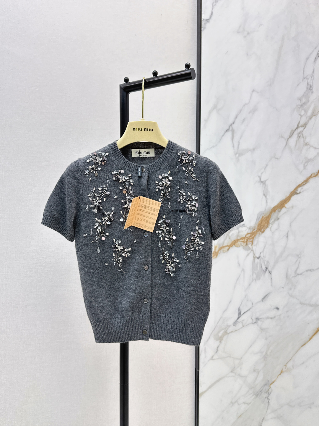 NO:835446,High-end gray gray Miu 26Ss————The latest heavy studded round neck cardigan in spring and summer, the most attractive gray color. The daily wear of Korean heroines. It has a sense of fashion but also has a formal atmosphere. It can be said to be both commuting and daily life. It is visually more advanced. One color ready for sale sml,, miumiu,19860909高级感格雷灰 Miu 26Ss————春夏最新款重磅钉钻圆领开衫最最耐看的灰色系 韩系女主的日常穿搭 有时髦感也有一点正式的氛围感 可以说是通勤和日常兼具 视觉感上更显高 一色现货发售sml,,miumiu,,Women's clothing