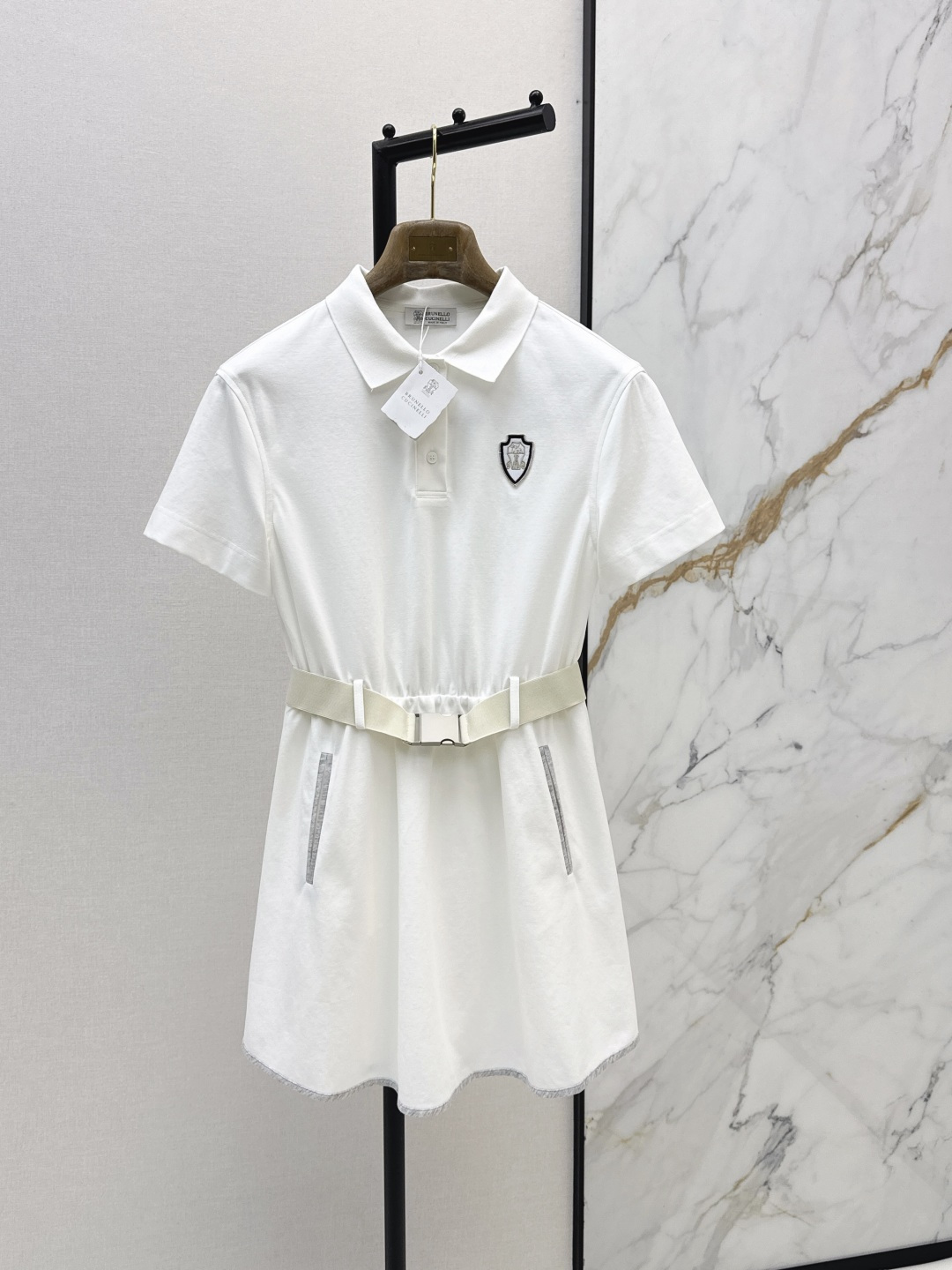 NO:835462,Tennis girl style outfit Bc 26Ss————The latest spring and summer Polo collar short-sleeved dress with positioning logo embroidery embellishment. Casual old-money style sports can be easily controlled for daily outings~The light-colored belt modifies the body shape. The skirt is loose and moves freely. It is full of sporty yet elegant. One color ready for sale sml,,skirts,T-shirt,19860909网球少女风穿搭 Bc 26Ss————春夏最新款Polo领短袖连衣裙定位徽标刺绣点缀 休闲老钱风运动日常出街均可轻松驾驭～浅色腰带修饰身形 裙摆宽松活动自如 运动感满满又不失优雅 一色现货发售sml,,skirts,T-shirt,,Women's clothing