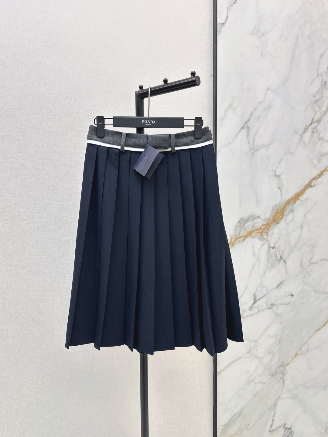 NO:835467,PD 26Ss————The latest spring and summer logo-decorated pleated skirt, age-reducing temperament, full of girlish style, mid-waist design, pleated skirt, moderate length, can be controlled by most body types, small people can also wear long-leg proportions, recommended to match, two colors available for sale sml,,skirts,19860909PD 26Ss————春夏最新款徽标装饰压褶半裙 减龄气质感 满满的少女风格 中腰设计 裙身压百褶 长度比较适中 大部份的身材都可以驾驭 小个子也能穿出长腿比例 推荐一套搭配 两色现货发售sml,,skirts,,Women's clothing