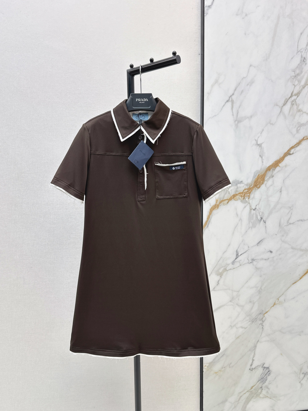 NO:835441,Lazy people can go out with just one click. PD 26Ss——The latest spring and summer Polo dress with contrasting color splicing design. Fake two-piece design. It can be worn for shopping or going to work. It is casual and retro. It has a sense of design. It is inclusive and slim at the same time. The twill has a paper-like look. The letter logo on the chest is embellished. Two colors are available for sale sml,,skirts,19860909懒人一键出门 PD 26Ss———春夏最新款撞色拼接设计Polo连衣裙 假两件设计感 不管是逛街约会或者上班都可以穿 休闲复古 很有设计感 具有包容性同时也很显瘦 斜纹更有有纸片人视觉感 胸前字母logo点缀 两色现货发售sml,,skirts,,Women's clothing