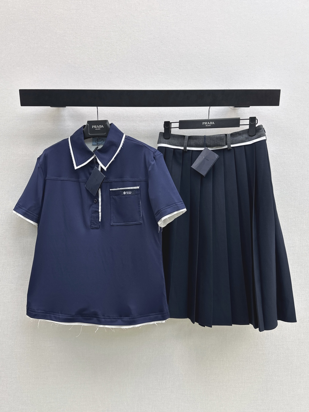NO:835477,Yang Mi's same style PD 26Ss - the latest spring and summer style Polo top with contrasting edge design, versatile and easy to wear, daily casual essentials, collar and cuffs with contrasting color design, fake two-piece design is very fashionable, no matter how you match it, you can't go wrong. Two colors are available for sale sml,,19860909杨幂同款 PD 26Ss————春夏最新款撞色边设计拼接Polo上衣百搭好穿款 日常休闲必备 领子和袖口拼接撞色设计 假两件设计很时髦 不管怎样搭配都不会出错 两色现货发售sml,,,Women's clothing