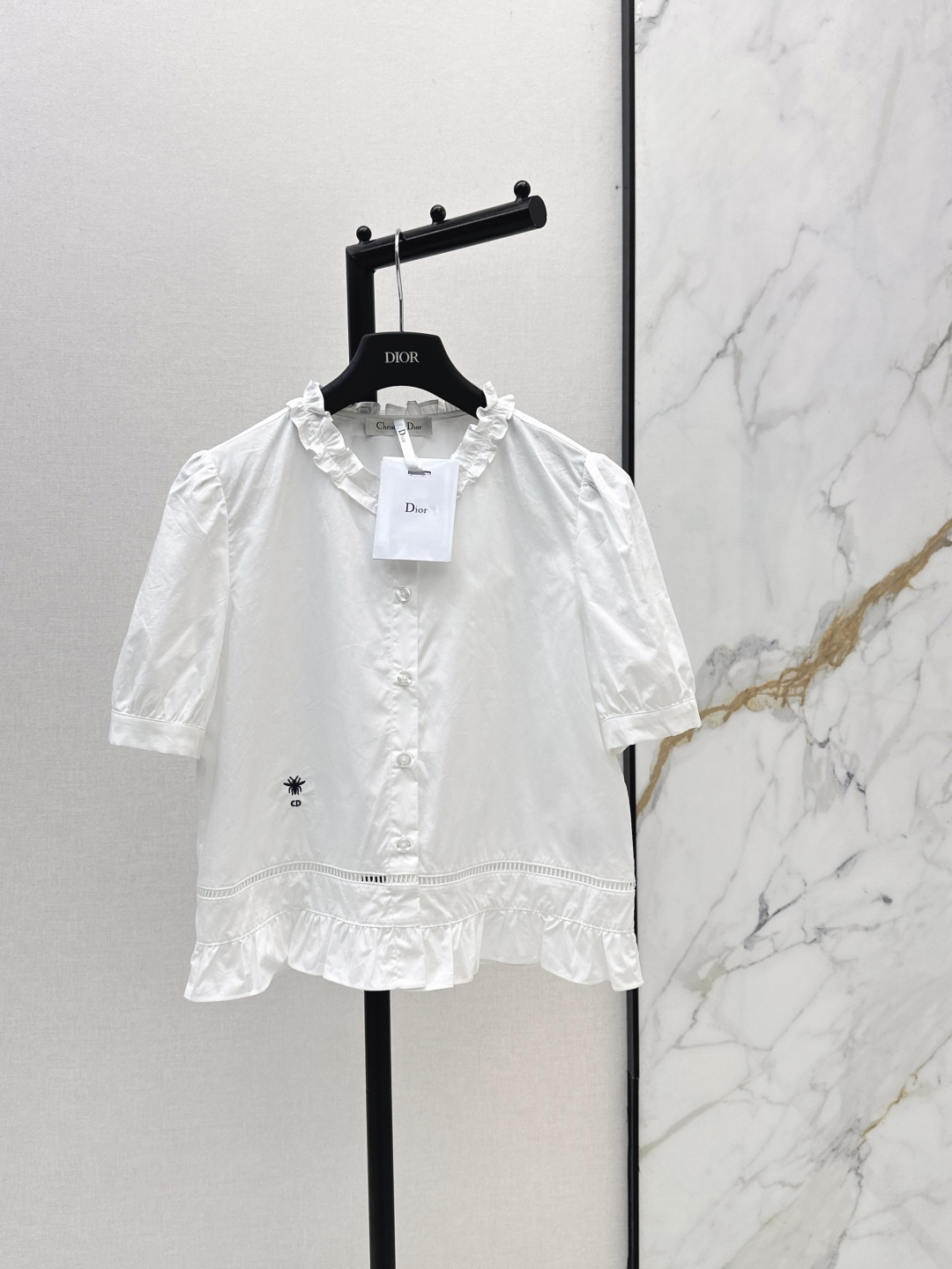 NO:835436,CD 26Ss————The latest bee embroidery decorated fungus lace shirt in spring and summer. It is a small shirt with a touch of French retro. The short version matches the high-waisted lower body. It can easily create a sense of body proportions. It is especially easy to wear. The splicing lace method adds beauty. The bee embroidery on the side is very detailed. One color ready for sale sml,, shirts,19860909CD 26Ss————春夏最新款蜜蜂刺绣装饰木耳花边衬衫 精致又带有一点法式复古的小衬衫 短款的版型 搭配高腰的下半身 轻松打造三七身材比例感 特别好穿 拼接花边做法美感加分 侧边小蜜蜂刺绣很有细节感 一色现货发售sml,,shirts,,Women's clothing