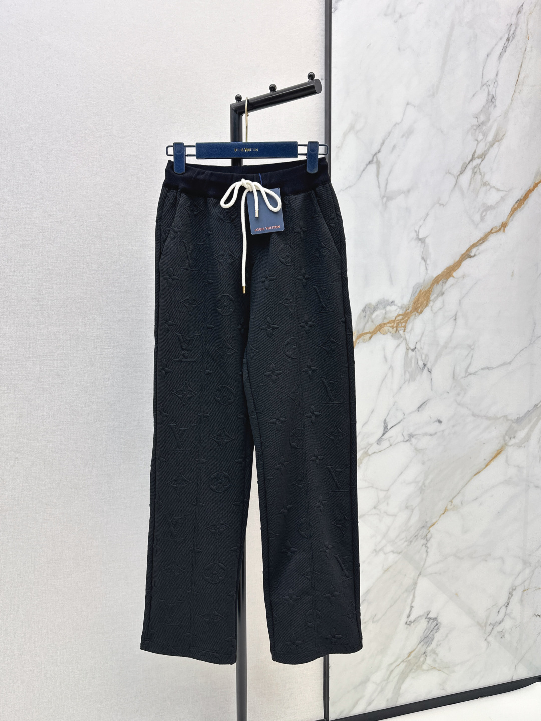 NO:836081,L's 26Ss - the latest spring and summer elastic waist casual pants. Not picky about body shape requirements. The upper body is particularly good. The matching style is also very versatile. Exquisite advanced customization. The rich texture of the fabric is awesome. Retro and elegant. The upper body is cool, handsome and fashionable for age reduction. One color ready for sale smlxl,, louis vuitton,19860909L家 26Ss————春夏最新款松紧腰休闲裤 不挑剔身形要求 上身特别赞 搭配的风格也很通吃 精致高级定制 富有肌理感的面料质感超赞 复古优雅 上身酷帅减龄时髦精 一色现货发售smlxl,,louis vuitton,,Women's clothing