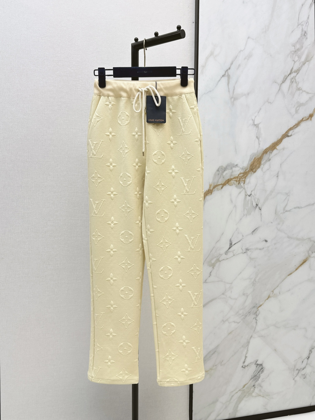 NO:836090,L’s 26Ss————The latest spring and summer logo embossed casual trousers, not picky about body shape requirements, the upper body is particularly good!  The style of matching is also very versatile. Exquisite and advanced customization. The texture of the textured fabric is awesome. Retro and elegant. The upper body is cool and handsome, age-reducing and fashionable. Two colors are available for sale smlxl,, louis vuitton,19860909L家 26Ss————春夏最新款logo压花休闲长裤 不挑剔身形要求 上身特别赞！搭配的风格也很通吃 精致高级定制 富有肌理感的面料质感超赞 复古优雅 上身酷帅减龄时髦精 两色现货发售smlxl,,louis vuitton,,Women's clothing