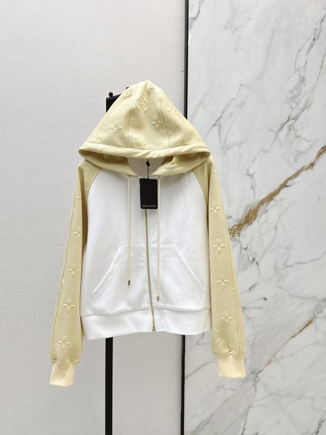NO:836085,L's 26Ss————The latest splicing design hooded casual jacket for spring and summer. Clean tailoring. Details are online. The design is simple yet fashionable. It has the function of adjusting body proportions. Fashionable and advanced. It shows the style of INS bloggers. Casual and handsome. Customized fabrics. Practical and texture coexist. Two colors are available in stock. smlxl,, louis vuitton, jackets & coats, hats,19860909L家 26Ss————春夏最新款拼接设计连帽休闲外套 干净利落的剪裁 细节在线 设计简约又不失时髦感 自带调节身材比例的功效 时髦高级 尽显INS博主风 随性又帅气 定制面料 实穿与质感并存 两色现货发售smlxl,,louis vuitton,jackets & coats,hats,,Women's clothing