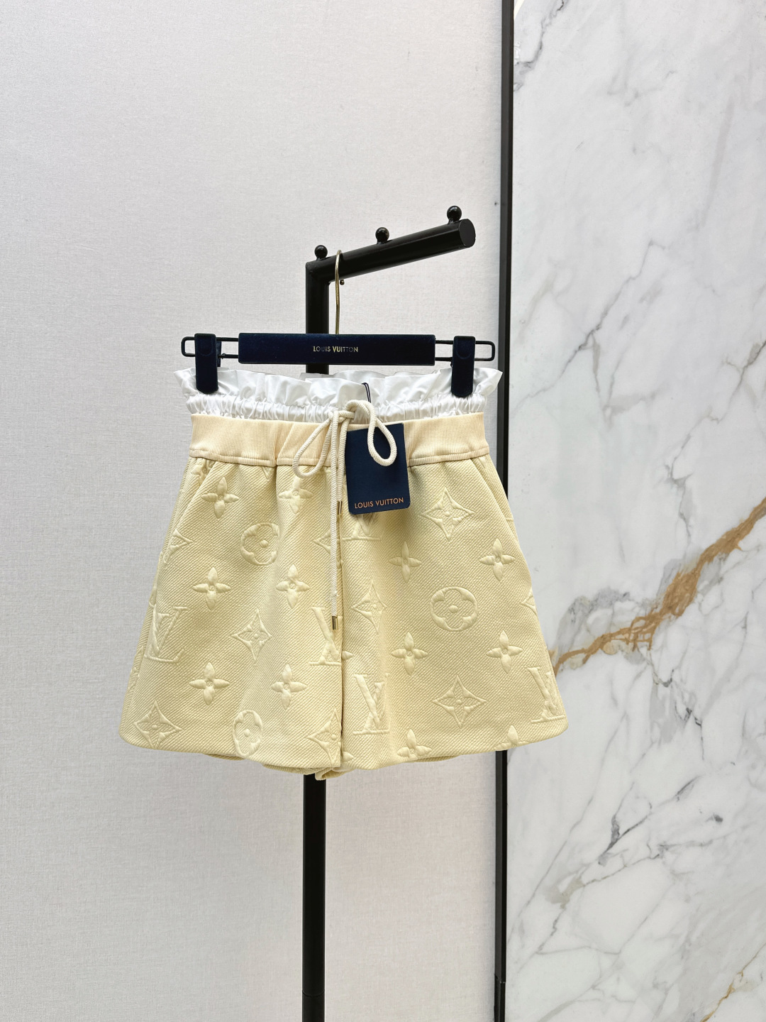 NO:836066,L’s 26Ss—the latest spring and summer high-waisted shorts with embossed logo and splicing design that are not picky about your body shape. The upper body is particularly great!  The style of the matching is also very versatile. Exquisite and advanced customization. The texture of the textured fabric is awesome. Retro and elegant. The upper body is cool and handsome for an age-reducing and fashionable look. Recommend a set of matching. Two colors are available for sale smlxl, louis vuitton, shorts,19860909L家 26Ss————春夏最新款logo压花拼接设计高腰短裤不挑剔身形要求 上身特别赞！搭配的风格也很通吃 精致高级定制 富有肌理感的面料质感超赞 复古优雅 上身酷帅减龄时髦精 推荐一套搭配 两色现货发售smlxl,,louis vuitton,shorts,,Women's clothing