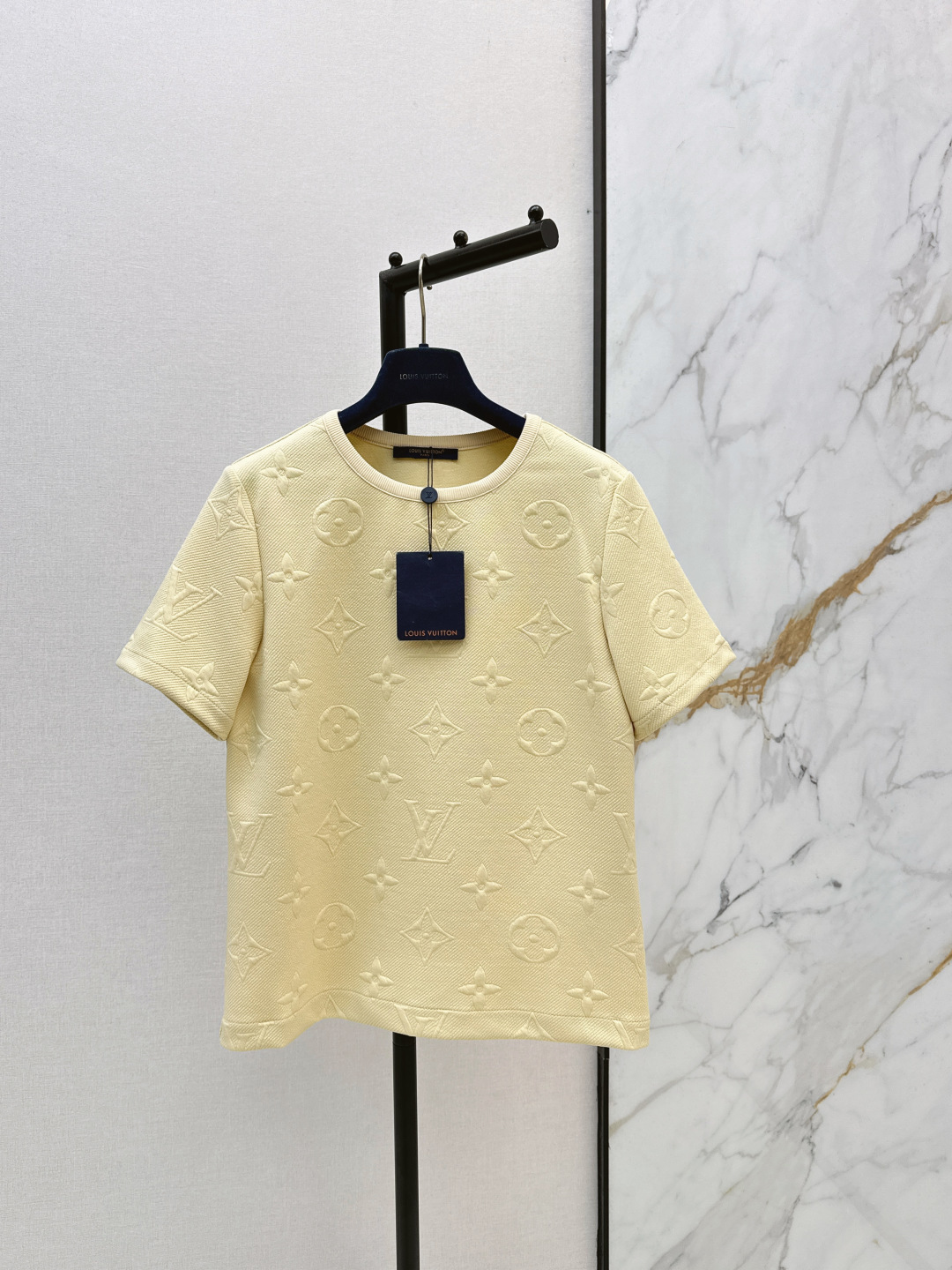 NO:836062,L Family 26Ss————The latest spring and summer logo embossed short-sleeved T-shirt is high-end and elegant. The fabric is soft and comfortable. It is full of high-end sense of wear. Innovative fabric. It is light and soft. The actual product is very good. The upper body is fashionable and versatile. It looks good to wear. Recommended to match. Two colors are available for sale sml, Louis Vuitton, T-shirt, tees, t-shirt,19860909L家 26Ss————春夏最新款logo压花短袖T恤高级大气 面料柔软很舒服 满满的穿搭高级感 创新面料 轻盈柔软 实物非常赞 上身洋气百搭 穿搭好看 推荐一套搭配 两色现货发售sml,,louis vuitton,T-shirt,tees，t-shirt,,Women's clothing