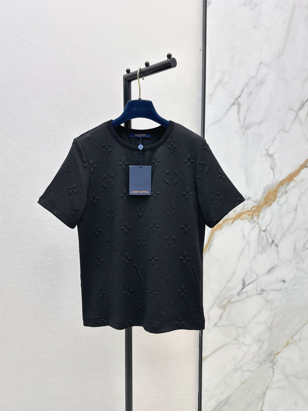 NO:836054,L Family 26Ss————The latest spring and summer logo embossed short-sleeved T-shirt is high-end and elegant. The fabric is soft and comfortable. It is full of high-end sense of wear. Innovative fabric. It is light and soft. The actual product is very good. The upper body is fashionable and versatile. It looks good to wear. Recommended to match. Two colors are available for sale sml, Louis Vuitton, T-shirt, tees, t-shirt,19860909L家 26Ss————春夏最新款logo压花短袖T恤高级大气 面料柔软很舒服 满满的穿搭高级感 创新面料 轻盈柔软 实物非常赞 上身洋气百搭 穿搭好看 推荐一套搭配 两色现货发售sml,,louis vuitton,T-shirt,tees，t-shirt,,Women's clothing