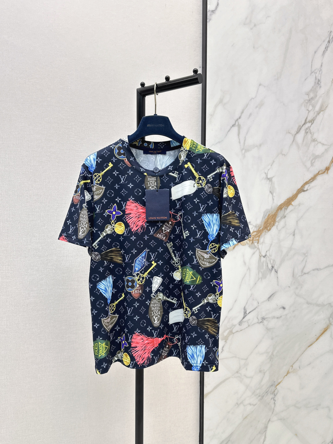 NO:836070,Ljia 26Ss————The latest spring and summer logo presbyopia T-shirt is high-end and elegant. The fabric is soft and comfortable. It has a high-end sense of wear. The innovative fabric is light and soft. The real thing is very good. The upper body is fashionable and versatile and looks good. One color is available for sale in sml, louis vuitton, tees, t-shirt,19860909L家 26Ss————春夏最新款logo老花T恤高级大气 面料柔软很舒服 满满的穿搭高级感 创新面料 轻盈柔软 实物非常赞 上身洋气百搭穿搭好看 一色现货发售sml,,louis vuitton,tees，t-shirt,,Women's clothing