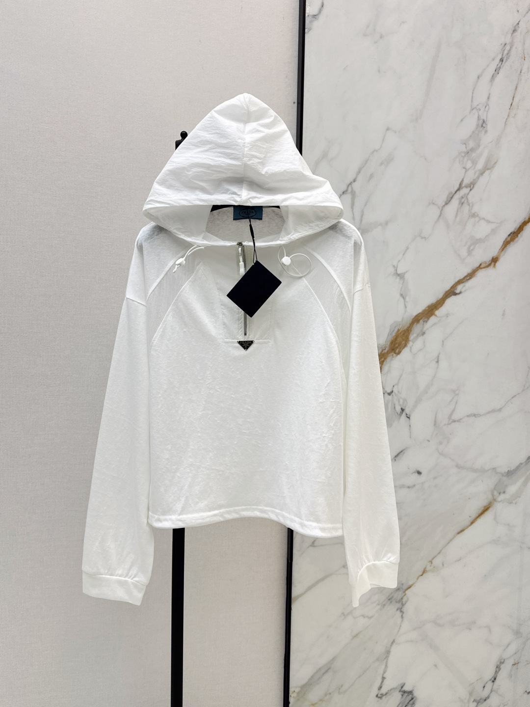 NO:836074,PD 26Ss————The latest half-cardigan hooded sun protection blouse for spring and summer. Light and breathable textured fabric. Half-cardigan + hem drawstring design. Easily create a high waistline. Optimize body proportions ~ The iconic triangular metal logo on the front is low-key and exquisite. One color ready for sale sml,,hats,19860909PD 26Ss————春夏最新款半开襟连帽防晒罩衫 轻薄透气的肌理感面料 半开襟+下摆抽绳设计 轻松打造高腰线 优化身材比例～前襟标志性三角金属logo低调又精致 一色现货发售sml,,hats,,Women's clothing