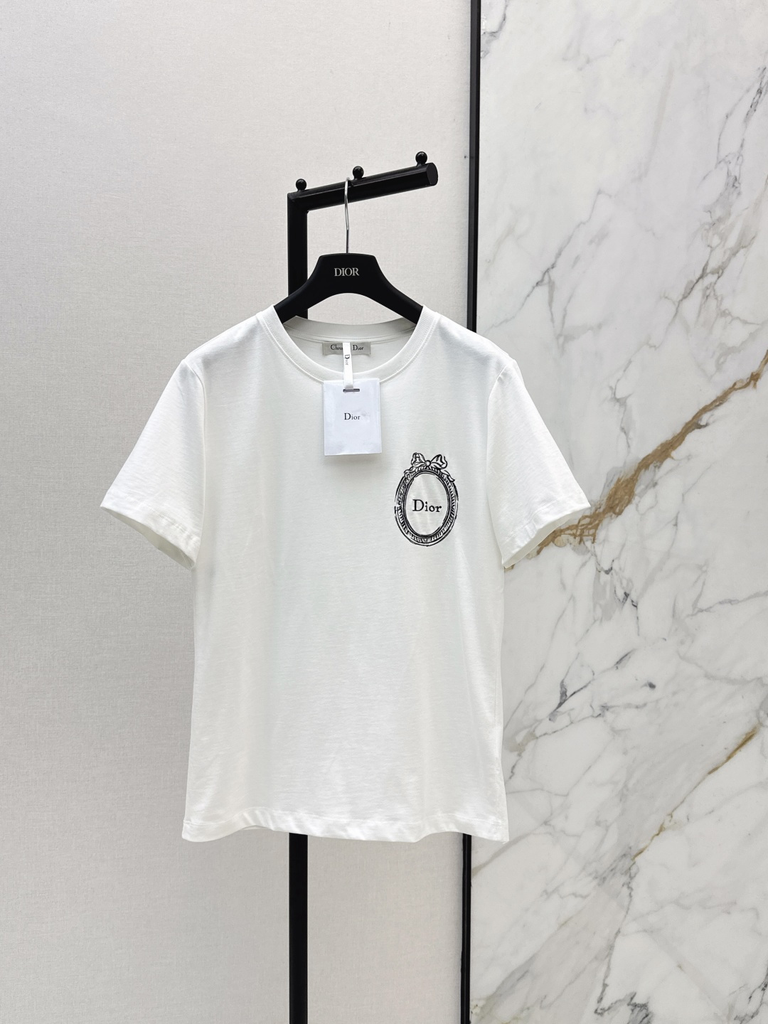 NO:836078,CD 26Ss————The latest round-neck T-shirt for spring and summer with exquisite embroidery decoration. It has a high density and feels great. It is a really hard-working one. The details are perfect. Regular fit!  The upper body is not picky at all, it is simple and elegant, and instantly enhances your temperament. One color ready for sale, sml, tees, t-shirt,19860909CD 26Ss————春夏最新款精致刺绣装饰圆领T恤密度很高手感超好 真的费劲心血的一款 细节完美 常规版型！上身完全不挑人简单大方 瞬间提升气质 一色现货发售sml,,tees，t-shirt,,Women's clothing