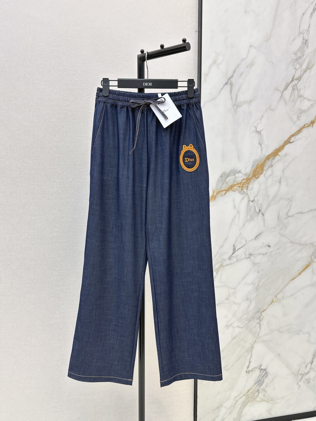 NO:836082,CD 26Ss————The latest style of spring and summer exquisitely embroidered straight jeans, super covering the upper body and slimming, super slimming the proportions of the legs, great for matching, simple and refreshing, giving a refreshing and fashionable sense of high-end, everyday elegant and fashionable, very versatile, the color is very good-looking, the fabric is high-end and textured, a must-have for dating and shopping, one color ready for sale sml,,jeans,19860909CD 26Ss————春夏最新款精致刺绣直筒牛仔裤上身超级遮肉显瘦 超拉腿部比例 巨好搭配 简简单单 穿出清爽时髦的高级感 日常优雅又时髦巨百搭 颜色很好看 面料高级又有质感 约会逛街必备 一色现货发售sml,,jeans,,Women's clothing