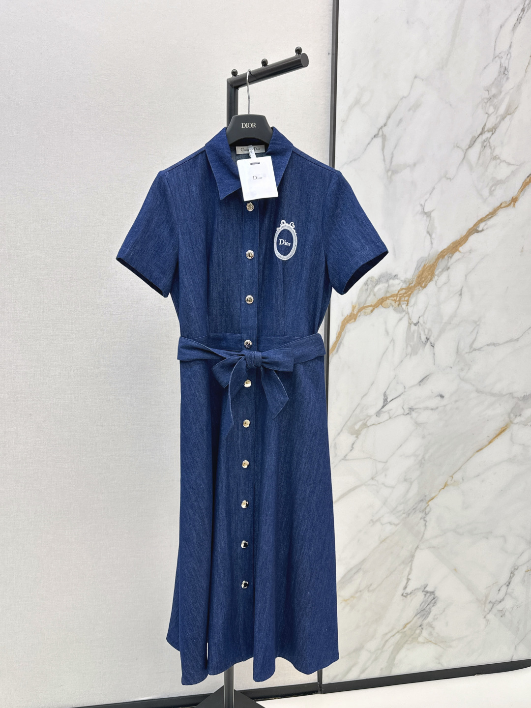 NO:836083,CD 26Ss————The latest spring and summer long dress with exquisite embroidery decoration. The original color denim fabric has its own retro filter. The texture is amazing. It is stiff and stylish and not soft at all. Shirt collar + single-breasted design. Matched with the same color belt.19860909CD 26Ss————春夏最新款精致刺绣装饰长款连衣裙原色牛仔面料自带复古滤镜 质感绝了 硬挺有型完全不软塌 衬衫领+单排扣设计 搭配同色系腰带 A字裙摆把胯宽腿粗全藏住 胸口的刺绣徽章细节直接封神 精致又低调 显贵感拉满 一色现货发售sml,,skirts,shirts,,Women's clothing