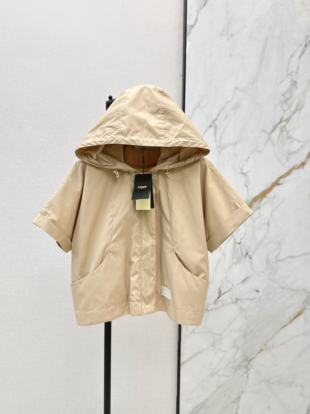 NO:836089,FD 26Ss————The latest spring and summer hooded windbreaker top. Full of small details, exquisite workmanship, age-reducing fashion, good hold style, won the hearts of fairies. One color ready for sale sml,,jackets & coats,hats,19860909FD 26Ss————春夏最新款连帽风衣外套上衣 满满小细节太加分 做工精致 减龄时尚 好HOLD住造型 深得仙女心 一色现货发售sml,,jackets & coats,hats,,Women's clothing