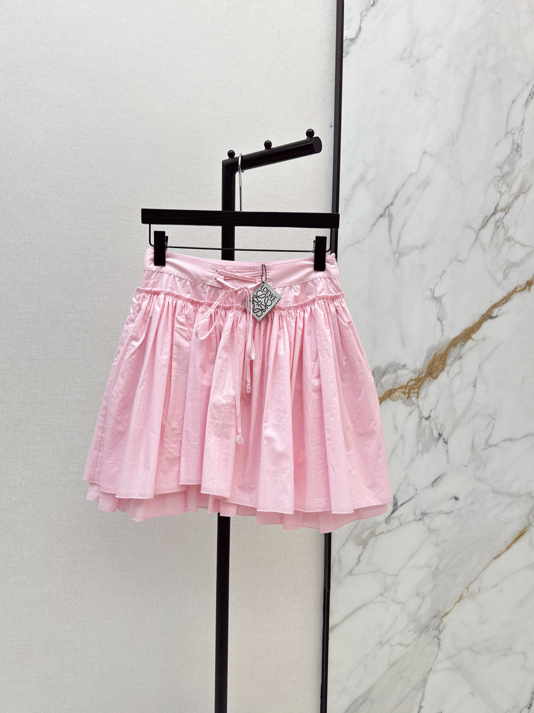 NO:836095,Loe 26Ss————The latest spring and summer dopamine color fluffy cake skirt with lace-up design, curved cut and layered fluffy skirt. Smart and elegant, age-reducing girl style~~can be easily controlled on daily vacation dates. 100% cotton poplin fabric. Three colors available for sale sml,,loewe,skirts,19860909Loe 26Ss————春夏最新款多巴胺色系蓬蓬蛋糕半裙系带设计弧度剪裁分层蓬蓬裙摆 灵动飘逸 减龄少女风～～日常度假约会都能轻松驾驭 百分百棉府绸面料 三色现货发售sml,,loewe,skirts,,Women's clothing