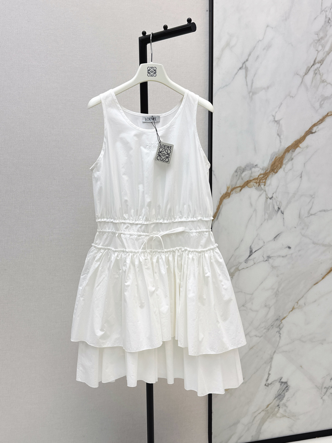 NO:836102,Loe 26Ss————The latest spring and summer logo drawstring waist embroidered dress sleeveless round neck + waist drawstring to easily adjust the waistline, slimming and modifying the body proportions. Curved cut layered puff skirt, smart and elegant, age-reducing girlish style~~can be easily controlled on daily vacation dates. 100% cotton poplin fabric, two colors available for sale sml,,loewe,skirts,19860909Loe 26Ss————春夏最新款徽标抽绳收腰刺绣连衣裙无袖圆领+腰部抽绳轻松调节腰线 显瘦又修饰身材比例 弧度剪裁分层蓬蓬裙摆 灵动飘逸 减龄少女风 ～～日常度假约会都能轻松驾驾驭 百分百棉府绸面料 两色现货发售sml,,loewe,skirts,,Women's clothing