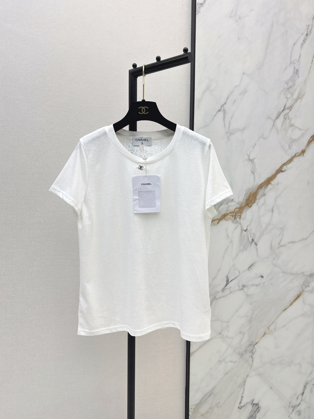 NO:836706,C Home 26Ss————The latest spring and summer style lace hollow short-sleeved T-shirt on the back. Classic round neck + fitted short-sleeved version. Daily casual and stress-free. Metal double Clogo on the chest. The details show high-end texture. Lace hollow stitching on the back. Comes with a small machine. It is gentle and sexy. It adds a sense of layering to the outfit. Weld exquisiteness to the body~Two colors are available for sale sml, chanel, T-shirt, tees, t-shirt,19860909C家 26Ss————春夏最新款后背蕾丝镂空短袖T恤 经典圆领+合身短袖版型 日常休闲无压力 胸前金属双Clogo 细节处尽显高级质感 后背蕾丝镂空拼接 自带小心机温柔又性感 增添穿搭层次感 把精致焊在身上～两色现货发售sml,,chanel,T-shirt,tees，t-shirt,,Women's clothing