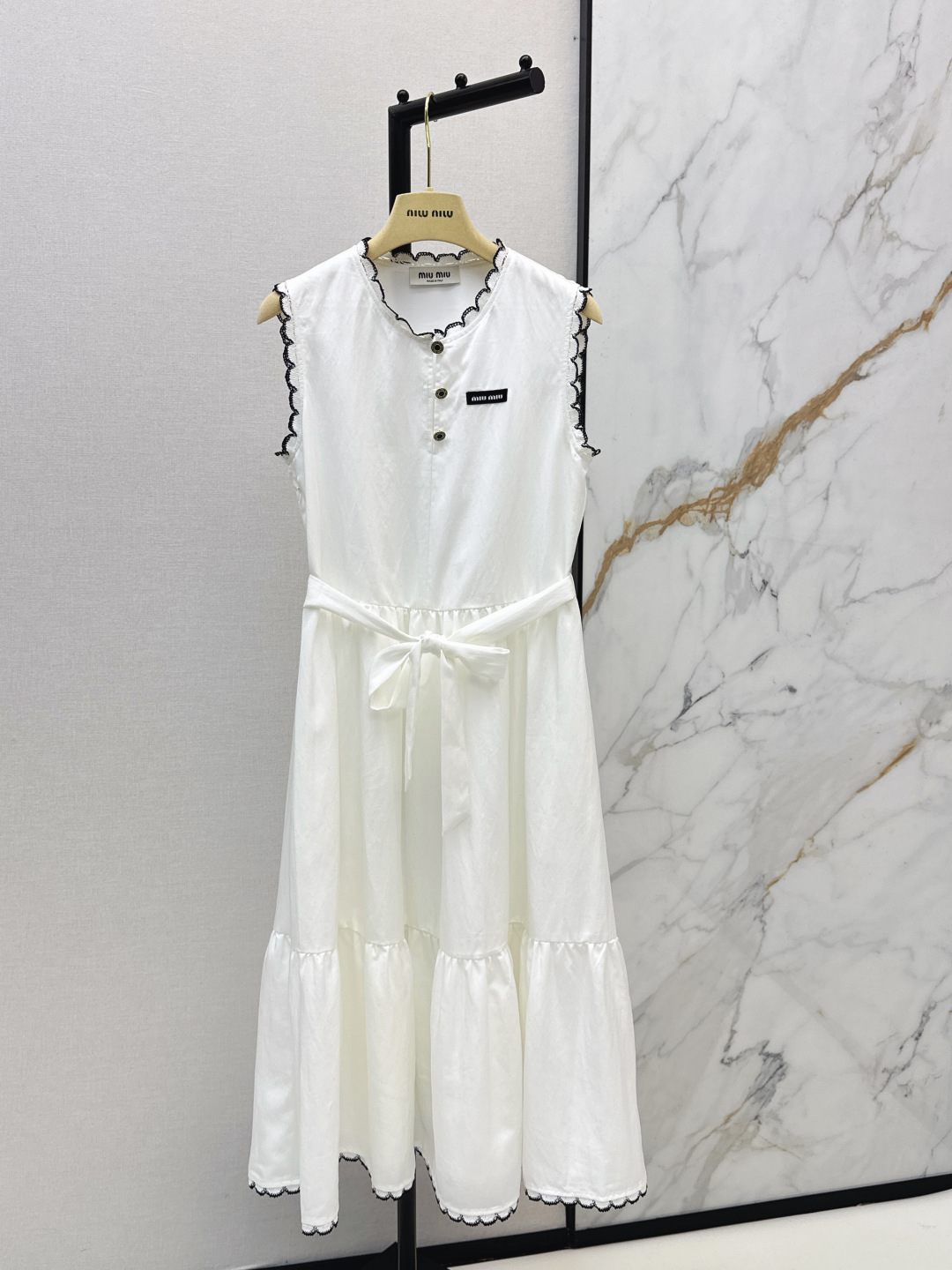 NO:836710,Miu 26Ss————The latest spring and summer logo-embellished sleeveless long dress is fashionable and low-key, elegant and luxurious!  The version is versatile and easy to choose. 100% poplin cotton fabric. The quality of workmanship depends on the details. Bai Fumei is a must-have. Two colors are available in stock. sml,, miumiu, skirts,19860909Miu 26Ss————春夏最新款徽标装饰无袖长款连衣裙时髦低调 气质又奢华高级！版型百搭不挑人 百分百府绸棉面料 做工品质看细节 白富美必入 两色现货发售sml,,miumiu,skirts,,Women's clothing