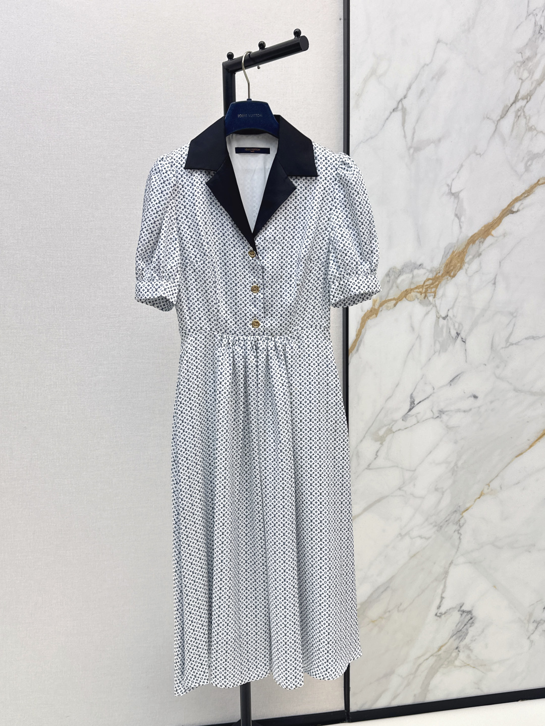 NO:836718,L Family 26Ss————The latest spring and summer contrasting color lapel long dress, classic design. The upper body is exquisite and capable. It can be matched easily. The custom-made imported fabrics are crisp and stylish. Full of high-end sense. One color ready for sale sml,, louis vuitton, skirts,19860909L家 26Ss————春夏最新款撞色翻领长款连衣裙经典款设计 上身精致又干练得体 搭配起来随心应手 定制的进口面料挺括有型 满满的高级感 一色现货发售sml,,louis vuitton,skirts,,Women's clothing
