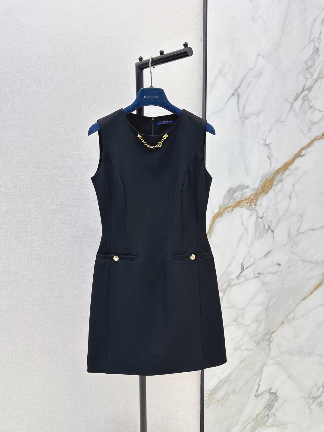 NO:836702,L Family 26Ss————The latest spring and summer style sleeveless dress decorated with hardware chains. It is fashionable and low-key. It has a luxurious and high-end temperament. The version is versatile and not picky. Customized composite fabrics. Both crispness and texture are available online. One color ready for sale sml, louis vuitton, skirts,19860909L家 26Ss————春夏最新款五金链条装饰无袖连衣裙时髦低调 气质又奢华高级 版型百搭不挑人 定制复合面料 挺括感和质感都在线 一色现货发售sml,,louis vuitton,skirts,,Women's clothing