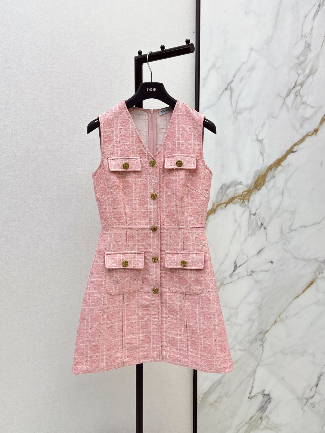 NO:836698,CD 26Ss————The latest spring and summer cannage pattern sleeveless V-neck dress is fashionable and low-key, with a luxurious and high-end temperament. The version is versatile and not picky. Customized plaid fabric has good texture. One color ready for sale sml,,skirts,19860909CD 26Ss———春夏最新款藤格纹无袖V领连衣裙时髦低调 气质又奢华高级 版型百搭不挑人 定制格纹面料 质感很好 一色现货发售sml,,skirts,,Women's clothing