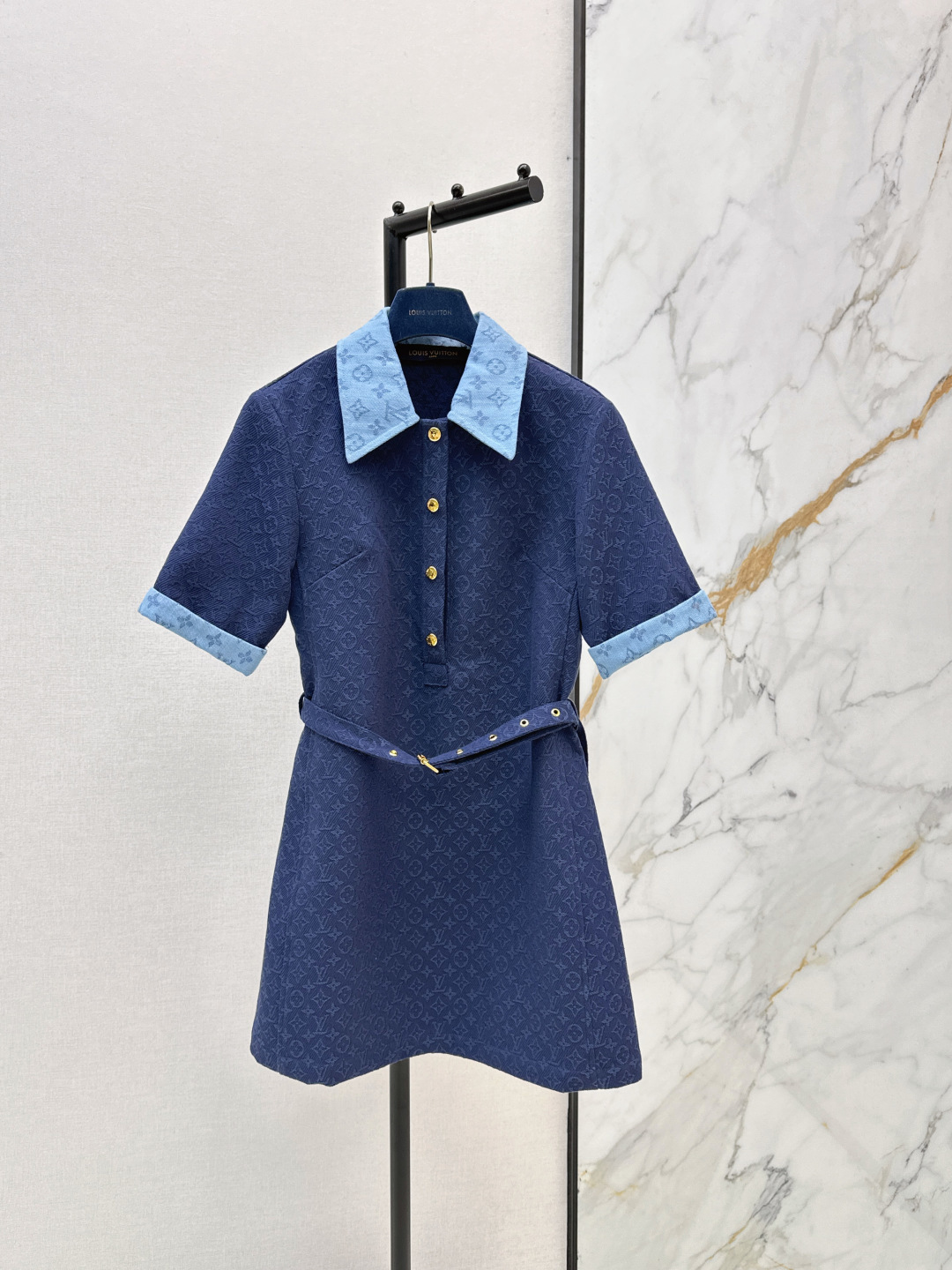 NO:836694,L Family 26Ss————The latest spring and summer denim dress with contrasting lapel design, super fashionable new denim denim, unique color tone on the upper body, cool and sassy, ​​fine texture, natural cotton feel, sinewy yet soft, super beautiful, available in one color, sml,, louis vuitton, skirts,19860909L家 26Ss————春夏最新款撞色翻领设计牛仔连衣裙超时髦新款丹宁牛仔 个性色调上身又酷又飒爽 纹理细腻棉感自然 既有筋骨感又不失柔软 超级漂亮 一色现货发售sml,,louis vuitton,skirts,,Women's clothing