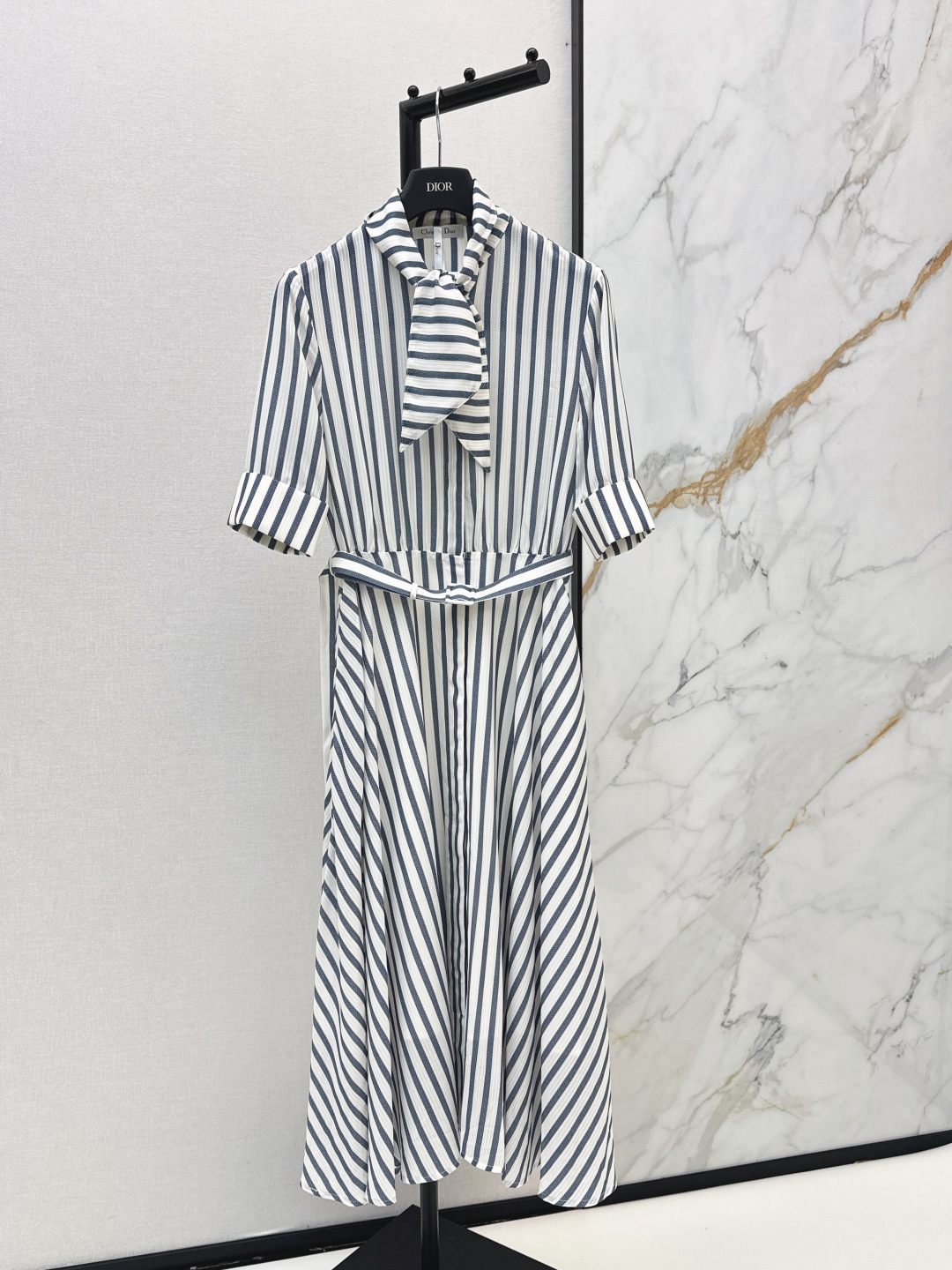 NO:836722,CD 26Ss————The latest striped dress in spring and summer. The upper body is full of fashionable and high-end sense and has its own aura. The texture of the fabric is very nice, fashionable and high-end. The color is super positive. The upper body is white and slim. It is a cool and handsome classic series. It has wind when walking. The upper body has a full aura. The length is just right and easy to control. One color ready for sale sml,,skirts,19860909CD 26Ss————春夏最新款条纹连衣裙 上身就是满满的时髦高级感自带气场 面料质感很奈斯 时髦又高级 颜色超级正 上身显白又显瘦 自带酷帅感的经典系列 走路都带风 上身气场全开 长度恰到好处 轻松驾驭 一色现货发售sml,,skirts,,Women's clothing