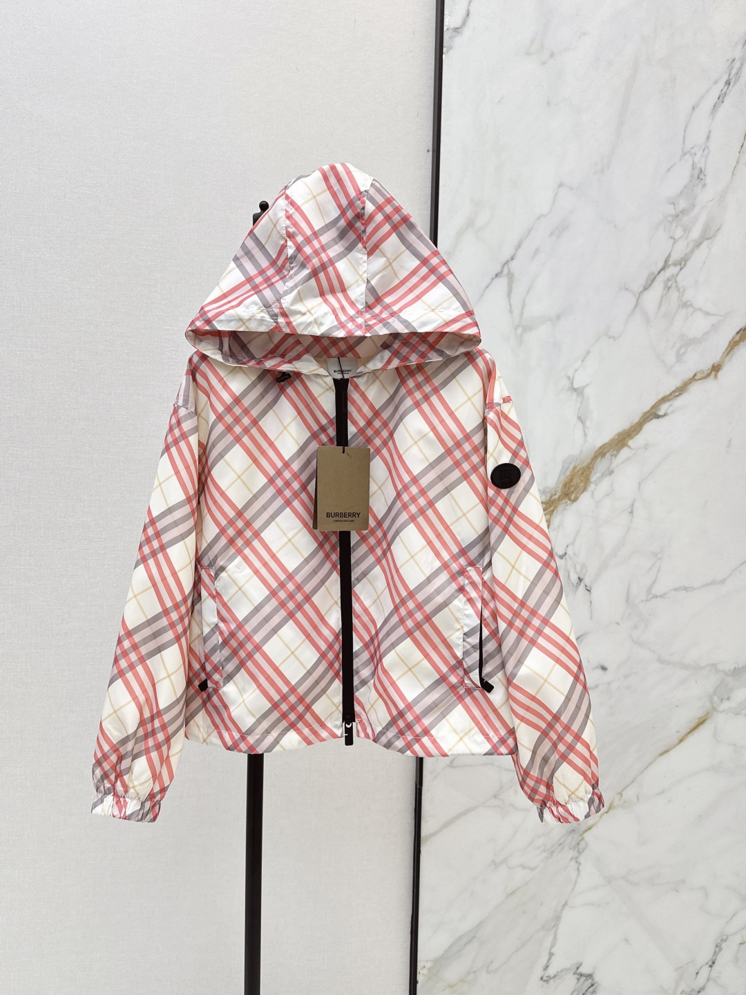NO:836744,Bur 26Ss————The latest retro plaid hooded jacket in spring and summer combines the collision design of windbreaker and knight uniform. Customized imported density fabric. TR material is thick and has a twill texture. Every small detail is paid great attention to. Just the right sense of high-end. Three-dimensional tailoring makes the upper body of the garment more refined and western. Mold custom hardware buckle. One color ready for sale. sml,, burberry, jackets & coats, hats,19860909Bur 26Ss————春夏最新款复古格纹连帽外套结合风衣与骑士服的碰撞设计 定制进口密度面料 TR材质厚实有斜纹肌理感 每个小细节都非常注重 恰到好处的高级感 立体剪裁 让成衣上身更为精致洋气 开模定制五金扣 一色现货发售sml,,burberry,jackets & coats,hats,,Women's clothing
