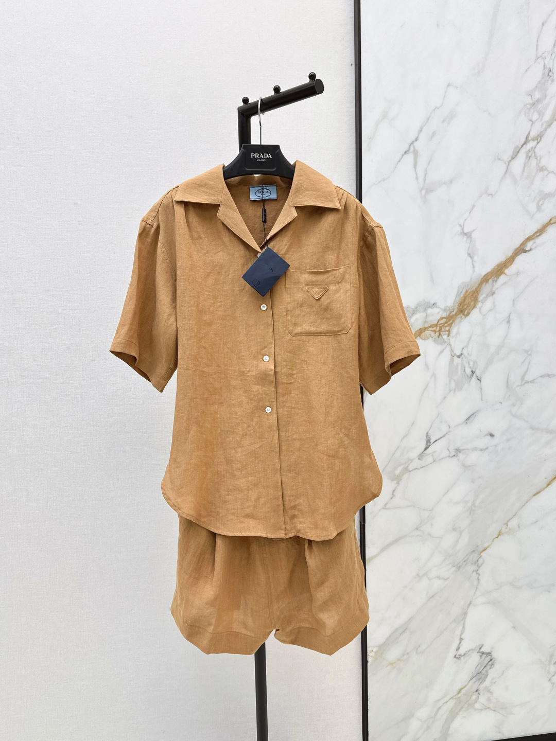 NO:836750,PD 26Ss————The latest work style linen jumpsuit for spring and summer. The top is a lapel short-sleeved shirt and the bottom is high-waisted shorts. The waist is elasticated. It is comfortable to wear and shows body proportions. The overall loose fit is effortless and relaxed. A must-have trendy item for street style experts. Two colors are available for sale now. SML, shorts, shirts, T-shirt,19860909PD 26Ss————春夏最新款工装风亚麻连体裤上衣是翻领短袖衬衫 下装是高腰短裤 腰部松紧设计 穿着舒适又显身材比例 整体宽松版型不费力的松弛穿搭 街拍达人必备潮品 两色现货发售sml,,shorts,shirts,T-shirt,,Women's clothing