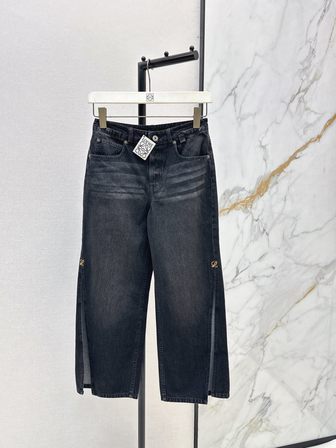 NO:836756,Loe 26Ss - the latest new spring and summer slit nine-point jeans with retro washed denim slits. Imported denim with full ribs and customized active washing process. The leg slit design adds a sense of agility. Loose tailoring is super comfortable. The classic version is versatile and fashionable. The upper body is super slim. The texture of imported washed denim fabric is quite wide and stylish. Two colors are available for sale sml,,loewe,jeans,19860909Loe 26Ss———春夏最新款新品开衩九分牛仔裤复古洗水丹宁开叉 进口牛仔筋骨感十足定制活性洗水工艺 裤脚开叉设计增添灵动感 宽松剪裁超舒适 经典版型不挑人百搭又时髦 上身超显瘦 进口洗水牛仔面料质感挺阔有型 两色现货发售sml,,loewe,jeans,,Women's clothing