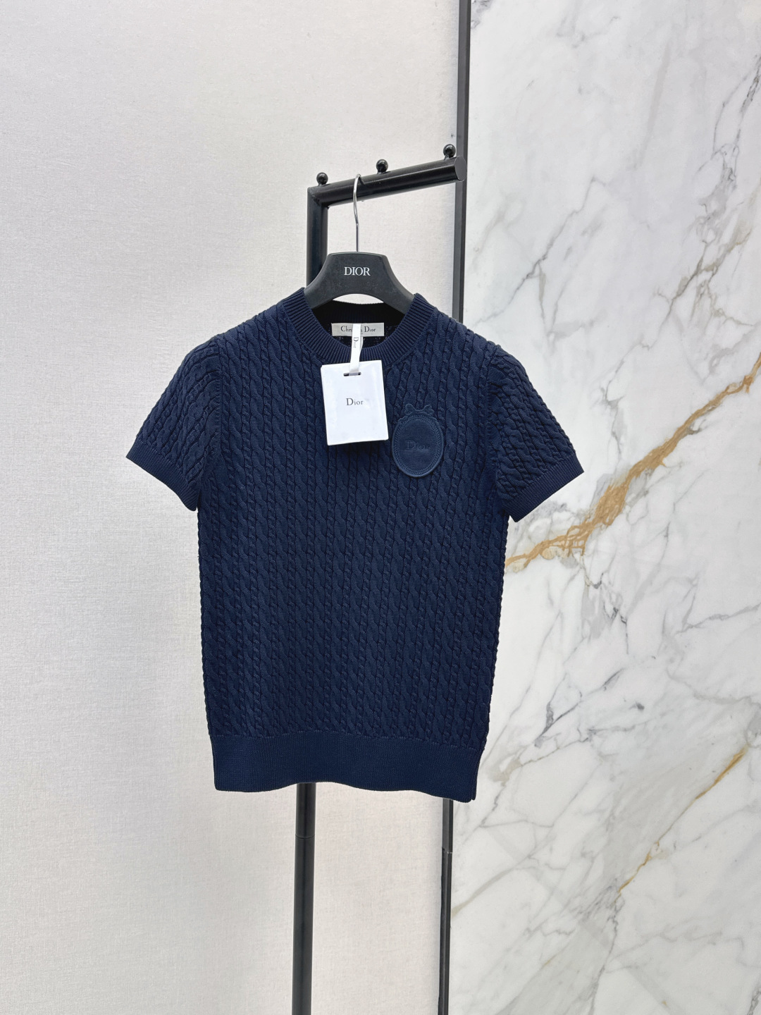 NO:836767,CD 26Ss————The latest spring and summer Garden World series collared knitted short-sleeved sweater with positioning three-dimensional embroidery and exquisite badge details. Full of girlish feeling. Cable knitting is gentle and elegant. The classic version is not picky and can be easily used for commuting and leisure. A must-have high-end item for Bai Fumei. One color ready for sale sml, sweaters, T-shirt,19860909CD 26Ss————春夏最新款花园世界系列领针织短袖毛衣定位立体刺绣精致徽章细节满分 少女感爆棚 绞花勾织温柔优雅 经典版型不挑人通勤休闲都能轻松驾驭 白富美必入高级单品 一色现货发售sml,,sweaters,T-shirt,,Women's clothing