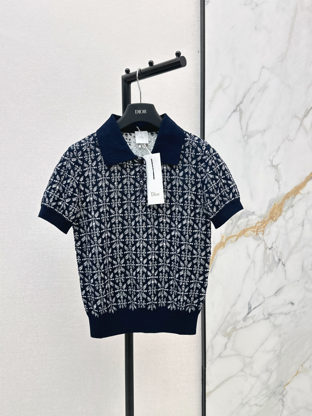 NO:836771,CD 26Ss————The latest spring and summer knitted lapel short-sleeved sweater yb purchased high-end series. Dark blue background + white geometric texture. Full sense of layering + collar + cuffs and hem contrasting design. Simple and classic. The fabric is soft and skin-friendly. It can be worn in spring, summer and autumn. It is OK to wear alone or layered. It can be easily matched with various styles. It can be easily used for commuting and leisure. One color ready for sale sml,, sweaters, T-shirt,19860909CD 26Ss————春夏最新款针织翻领短袖毛衣yb购入高定系列 深蓝底色+白色几何纹理 层次感满满+领口+袖口和下摆撞色设计 简约又经典 面料柔软亲肤 春夏秋都能穿 单穿或内搭都很OK 轻松搭配各种风格 通勤休闲都能轻松驾驭 一色现货发售sml,,sweaters,T-shirt,,Women's clothing