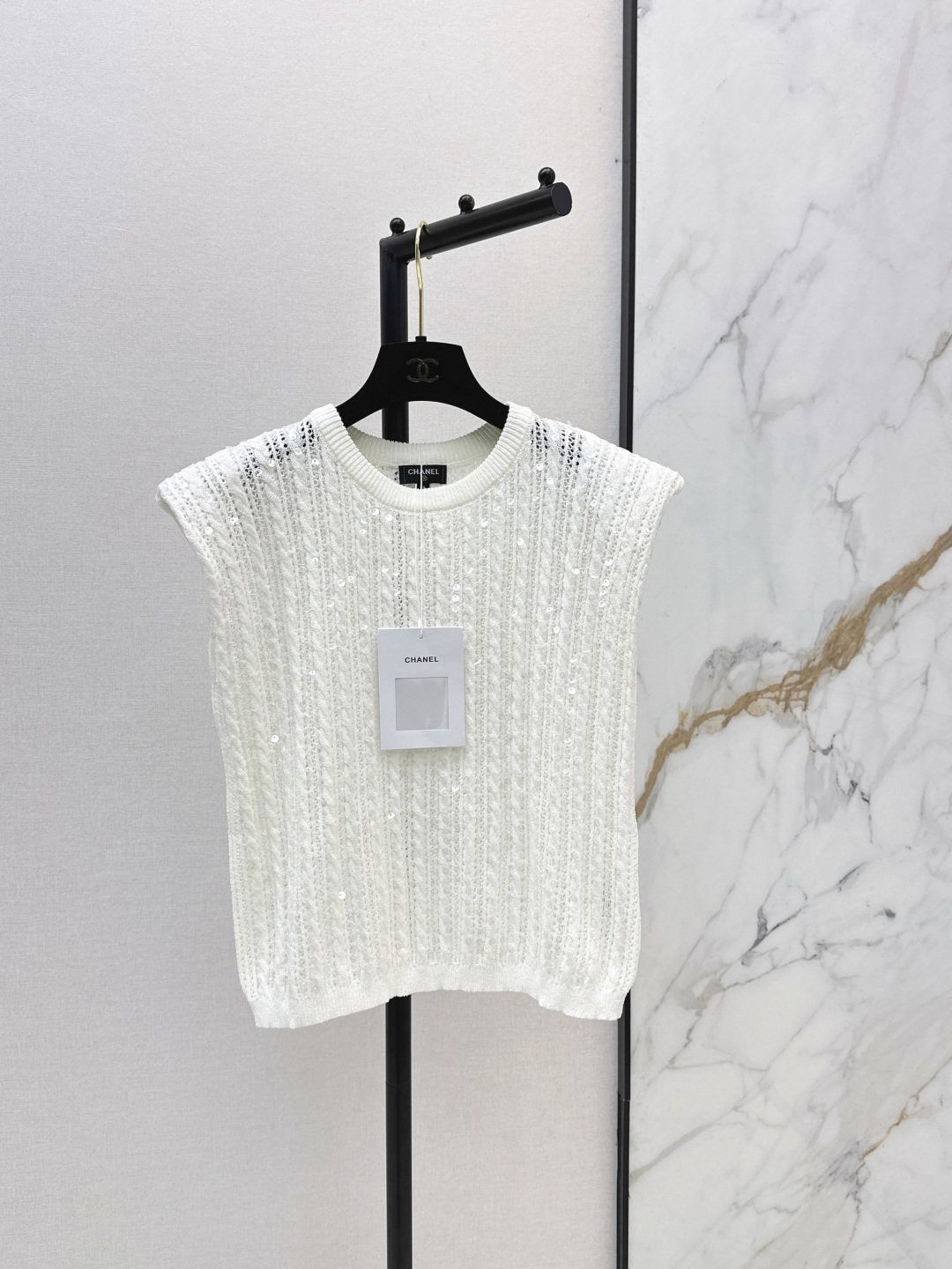 NO:836775,Fashionable layering items C Home 26Ss————The latest sequined yarn sleeveless sweater for spring and summer. Heavy embroidered sequined yarn. Portable off-shoulder version. Atmosphere, fashionable and easy to wear. Get one color ready for sale sml,,chanel,19860909时髦叠穿单品 C家 26Ss————春夏最新款亮片纱线无袖针织衫重磅刺绣亮片纱线 随身落肩版型 氛围穿搭时髦感轻松Get 一色现货发售sml,,chanel,,Women's clothing
