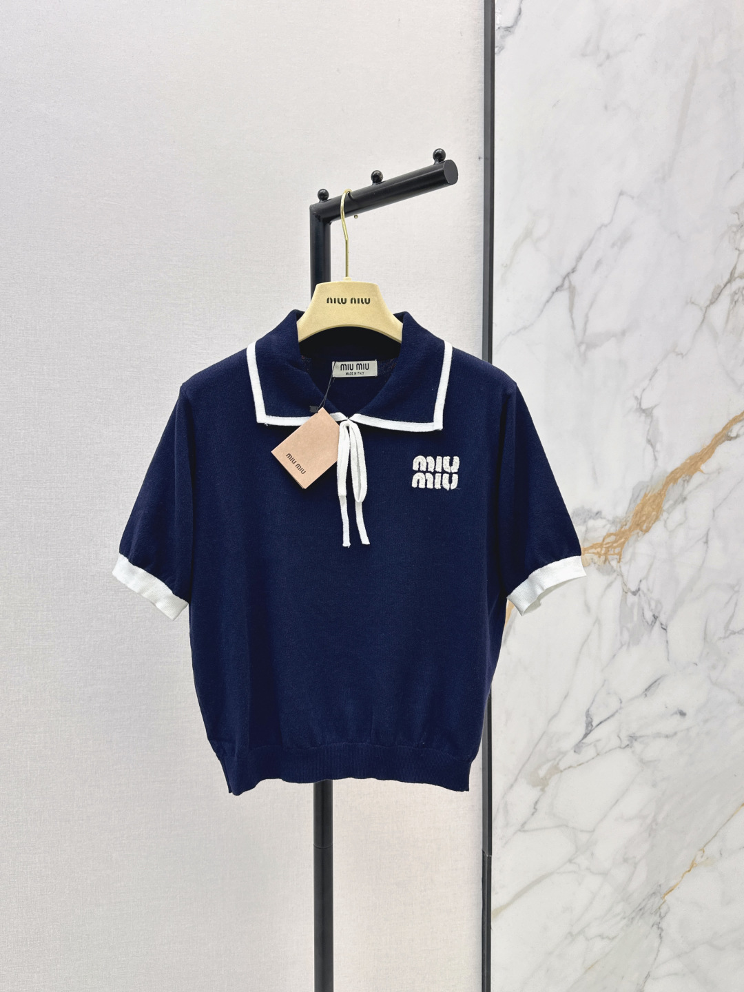 NO:836734,Miu 26Ss————The latest style of Miu girls in spring and summer, fashionable lapel short-sleeved tops, super layering tool. 18-needle imported pure cotton yarn. Temperament, girly style, age-reducing and sweet flavor. Unpretentious version, the upper body is very slim. One color ready for sale sml,, miu, T-shirt,19860909Miu 26Ss————春夏最新款缪系少女穿搭时髦翻领短袖上衣超级叠搭神器 18针进口纯棉纱线 气质少女风减龄甜美气息 不挑人版型上身巨显瘦 一色现货发售sml,,miumiu,T-shirt,,Women's clothing