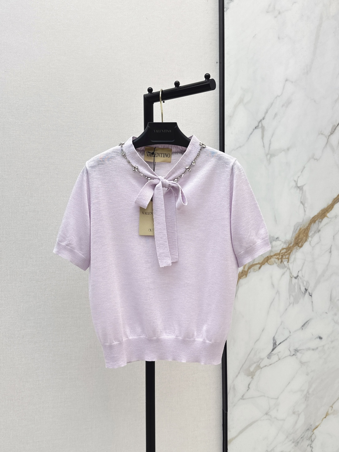 NO:836740,VLTN 26Ss————The latest model for spring and summer girls to wear fashionable streamer short-sleeved tops. Super layering tool. Wool blended yarn. Temperament girlish style, age-reducing and sweet flavor. Unpretentious version. The upper body is very slim. One color ready for sale sml,, T-shirt,19860909VLTN 26Ss————春夏最新款缪系少女穿搭时髦飘带短袖上衣超级叠搭神器 羊毛混纺纱线 气质少女风减龄甜美气息 不挑人版型上身巨显瘦 一色现货发售sml,,T-shirt,,Women's clothing
