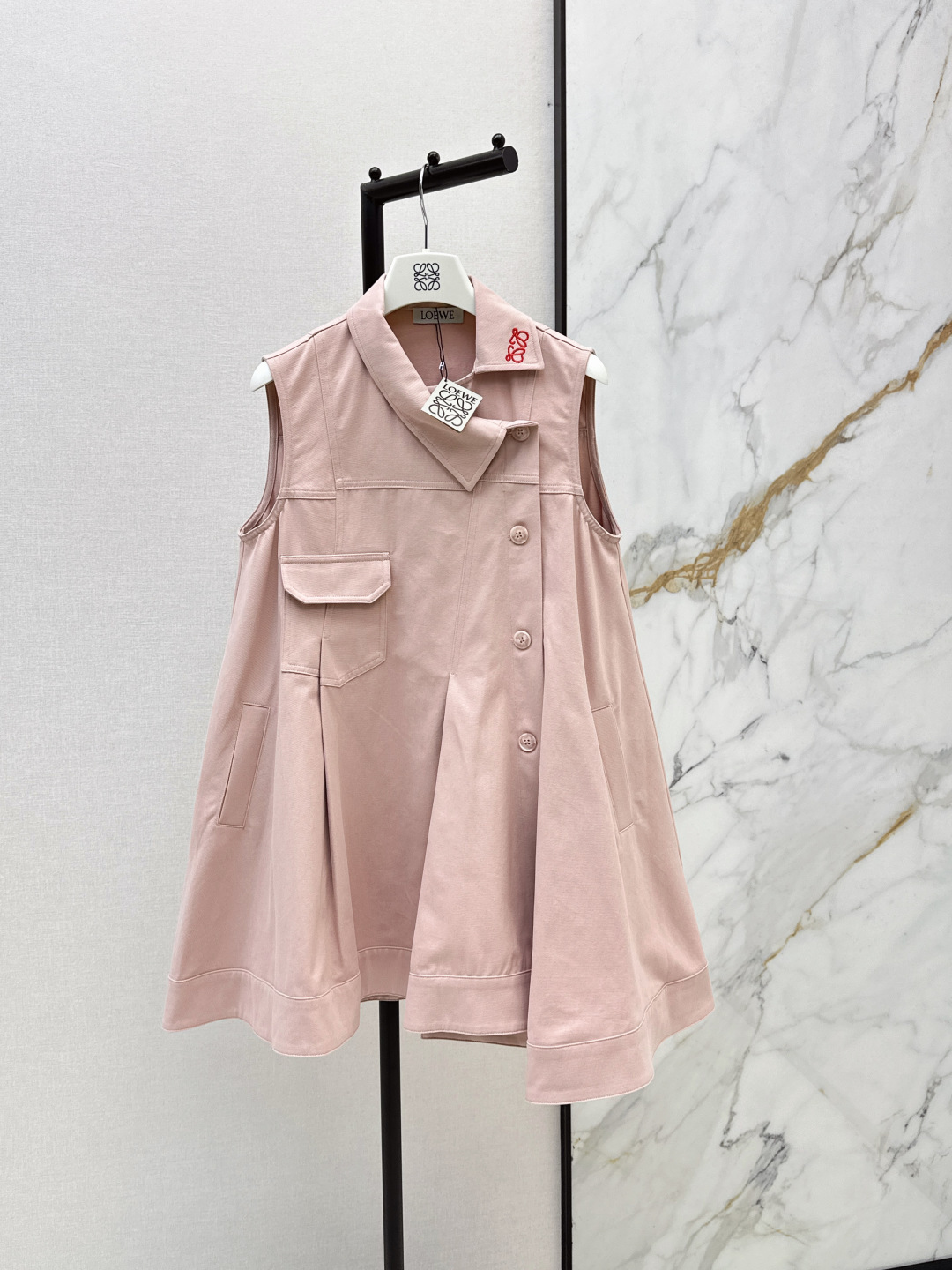 NO:836755,Loe 26Ss————The latest spring and summer logo embroidered doll-style denim dress has a youthful and girlish design. It has a sweet temperament. It is high-waisted and has a doll-style cut. The entire hem is pleated. It really reduces your age. The upper body looks cute again. Two colors are on sale now. sml, loewe, skirts,19860909Loe 26Ss————春夏最新款logo刺绣娃娃款牛仔连衣裙偏年轻偏少女感的设计 气质甜美 高腰娃娃款剪裁 整个下摆是压褶设计 真的很减龄 上身又显得乖巧起来 两色现货发售sml,,loewe,skirts,,Women's clothing