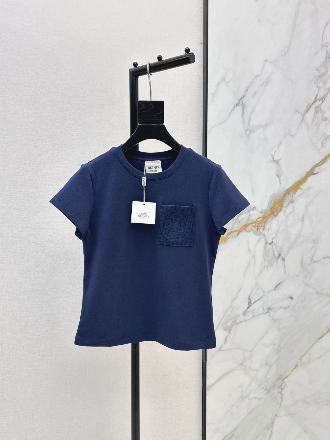 NO:837472,Her 26Ss————The latest spring and summer slim-fitting, short and versatile casual T-shirt. It has a high density and feels great. It is a really hard-working one. The details are perfect. The regular version. The upper body is not picky at all. It is simple and generous. Four colors are available in stock, smlxl, tees, t-shirt,19860909Her 26Ss————春夏最新款修身小短款百搭休闲T恤密度很高手感超好 真的费劲心血的一款 细节完美 常规版型 上身完全不挑人简单大方 四色现货发售smlxl,,tees，t-shirt,,Women's clothing