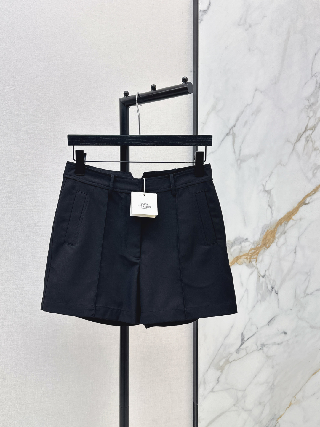 NO:837476,Her 26Ss————The latest versatile shorts for spring and summer. You are not picky about your body shape. The upper body is particularly good!  The style of the matching is also very versatile. Exquisite advanced customization. The texture of the textured fabric is awesome. Retro and elegant. The upper body is cool and handsome, age-reducing and fashionable. Three colors are available for sale sml xl,, shorts,19860909Her 26Ss————春夏最新款百搭短裤 不挑剔身形要求 上身特别赞！搭配的风格也很通吃 精致高级定制 富有肌理感的面料质感超赞 复古优雅 上身酷帅减龄时髦精 三色现货发售sml xl,,shorts,,Women's clothing