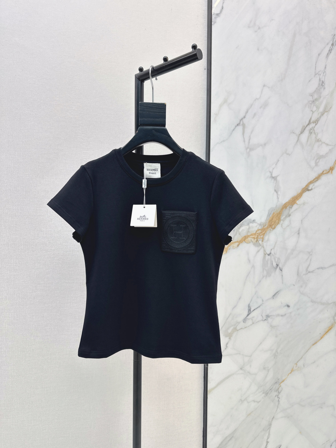 NO:837480,Her 26Ss————The latest spring and summer slim-fitting, short and versatile casual T-shirt. It has a high density and feels great. It is a really hard-working one. The details are perfect. The regular version. The upper body is not picky at all. It is simple and generous. Four colors are available in stock, smlxl, tees, t-shirt,19860909Her 26Ss————春夏最新款修身小短款百搭休闲T恤密度很高手感超好 真的费劲心血的一款 细节完美 常规版型 上身完全不挑人简单大方 四色现货发售smlxl,,tees，t-shirt,,Women's clothing