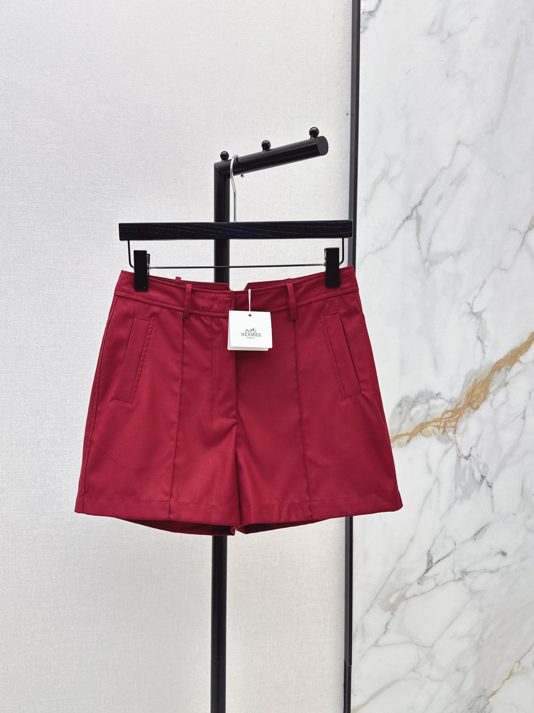 NO:837485,Her 26Ss————The latest versatile shorts for spring and summer. You are not picky about your body shape. The upper body is particularly good!  The style of the matching is also very versatile. Exquisite advanced customization. The texture of the textured fabric is awesome. Retro and elegant. The upper body is cool and handsome, age-reducing and fashionable. Three colors are available for sale sml xl,, shorts,19860909Her 26Ss————春夏最新款百搭短裤 不挑剔身形要求 上身特别赞！搭配的风格也很通吃 精致高级定制 富有肌理感的面料质感超赞 复古优雅 上身酷帅减龄时髦精 三色现货发售sml xl,,shorts,,Women's clothing