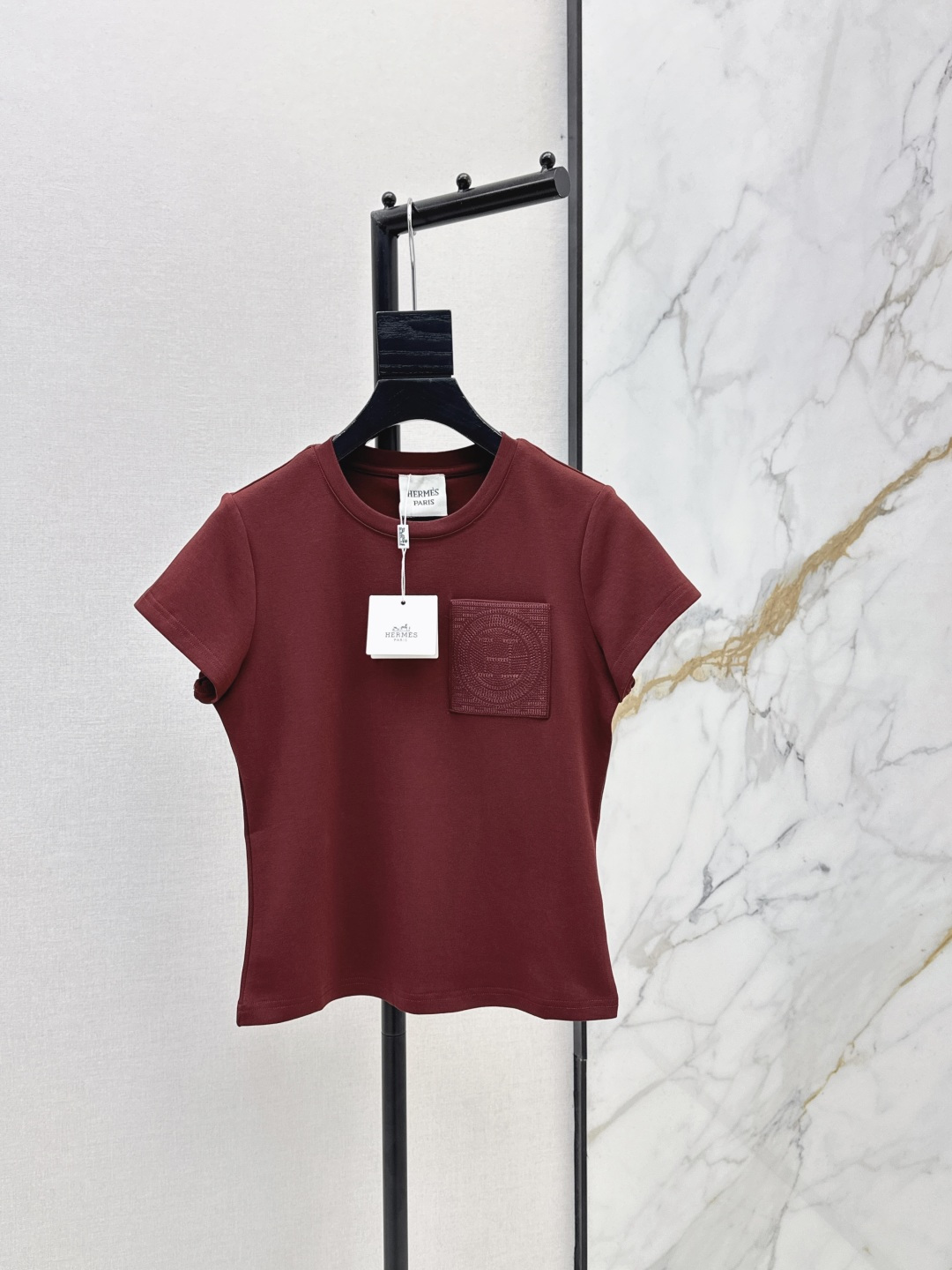 NO:837490,Her 26Ss————The latest spring and summer slim-fitting, short and versatile casual T-shirt. It has a high density and feels great. It is a really hard-working one. The details are perfect. The regular version. The upper body is not picky at all. It is simple and generous. Four colors are available in stock, smlxl, tees, t-shirt,19860909Her 26Ss————春夏最新款修身小短款百搭休闲T恤密度很高手感超好 真的费劲心血的一款 细节完美 常规版型 上身完全不挑人简单大方 四色现货发售smlxl,,tees，t-shirt,,Women's clothing