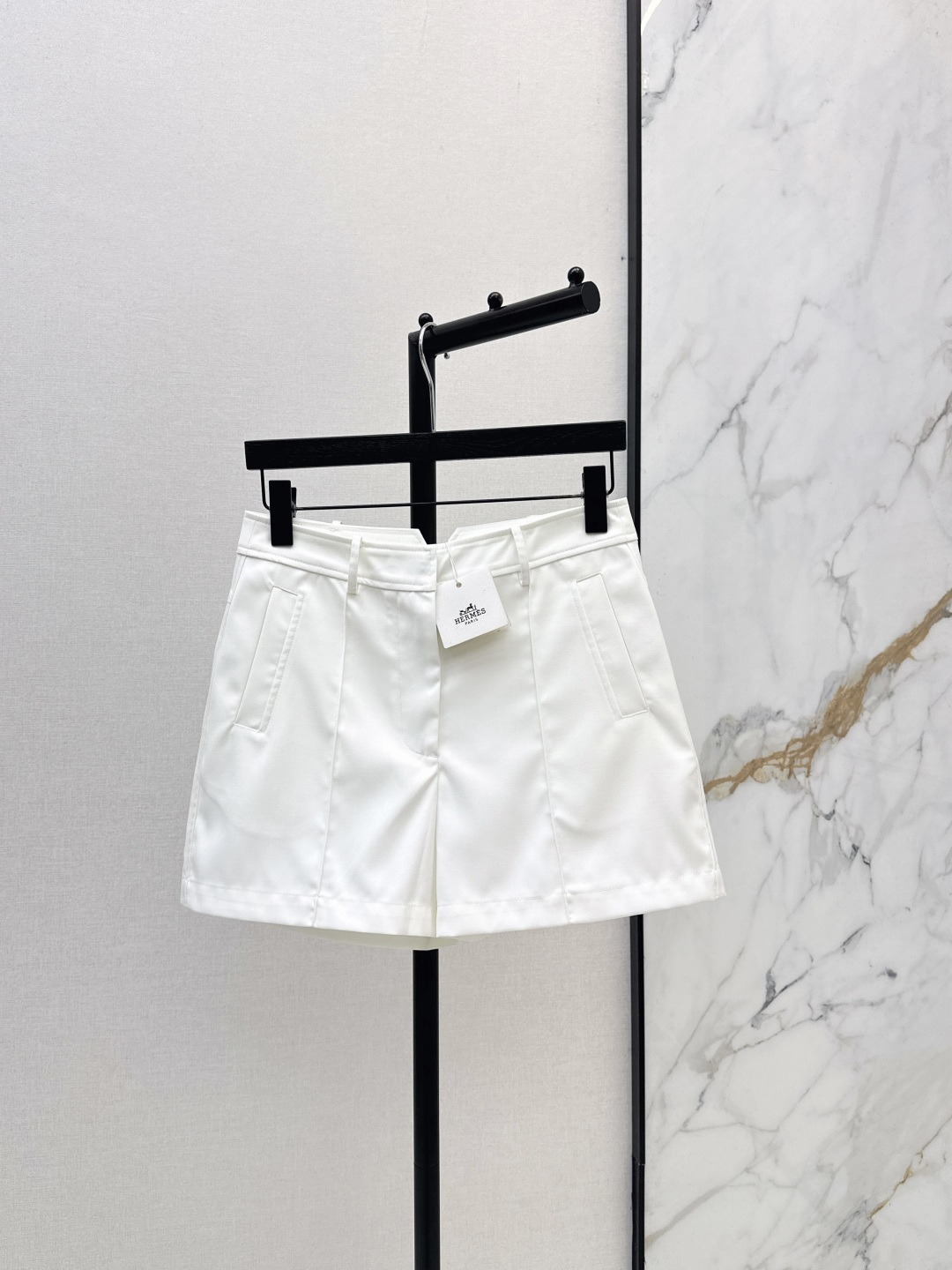 NO:837554,Her 26Ss————The latest versatile shorts for spring and summer. You are not picky about your body shape. The upper body is particularly good!  The style of the matching is also very versatile. Exquisite advanced customization. The texture of the textured fabric is awesome. Retro and elegant. The upper body is cool and handsome, age-reducing and fashionable. Three colors are available for sale sml xl,, shorts,19860909Her 26Ss————春夏最新款百搭短裤 不挑剔身形要求 上身特别赞！搭配的风格也很通吃 精致高级定制 富有肌理感的面料质感超赞 复古优雅 上身酷帅减龄时髦精 三色现货发售sml xl,,shorts,,Women's clothing