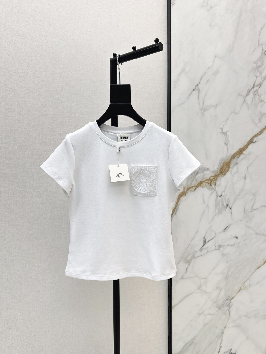 NO:837559,Her 26Ss————The latest spring and summer slim-fitting, short and versatile casual T-shirt. It has a high density and feels great. It is a really hard-working one. The details are perfect. The regular version. The upper body is not picky at all. It is simple and generous. Four colors are available in stock, smlxl, tees, t-shirt,19860909Her 26Ss————春夏最新款修身小短款百搭休闲T恤密度很高手感超好 真的费劲心血的一款 细节完美 常规版型 上身完全不挑人简单大方 四色现货发售smlxl,,tees，t-shirt,,Women's clothing