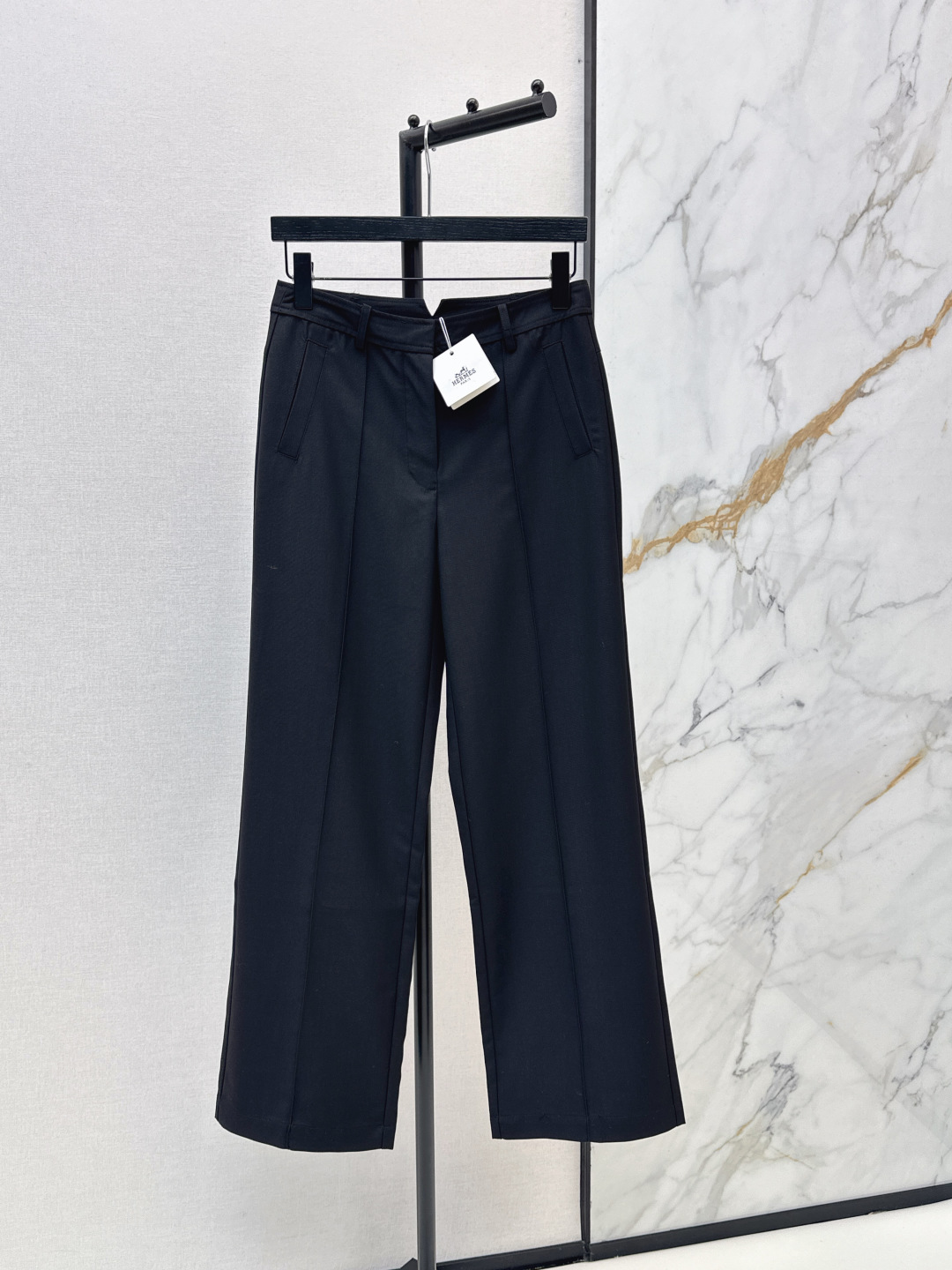NO:869550,Her 26Ss————The latest spring and summer versatile trousers that are not picky about your body shape. The upper body is particularly good!  The style of the matching is also very versatile. Exquisite advanced customization. The texture of the textured fabric is awesome. Retro and elegant. The upper body is cool and handsome, age-reducing and fashionable. Three colors are available for sale smlxl,,19860909Her 26Ss————春夏最新款百搭长裤不挑剔身形要求 上身特别赞！搭配的风格也很通吃 精致高级定制 富有肌理感的面料质感超赞 复古优雅 上身酷帅减龄时髦精 三色现货发售smlxl,,,Women's clothing