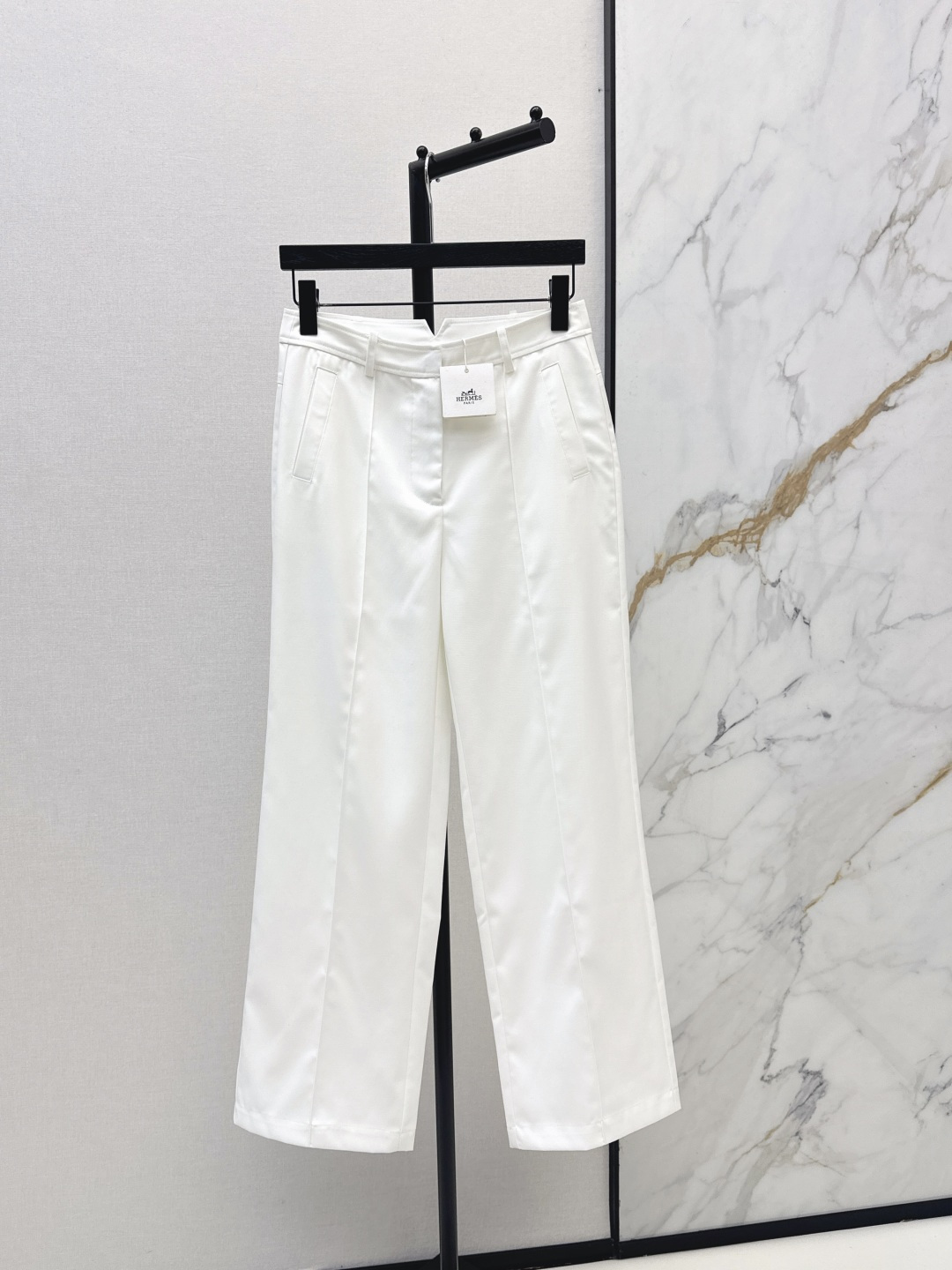NO:869556,Her 26Ss————The latest spring and summer versatile trousers that are not picky about your body shape. The upper body is particularly good!  The style of the matching is also very versatile. Exquisite advanced customization. The texture of the textured fabric is awesome. Retro and elegant. The upper body is cool and handsome, age-reducing and fashionable. Three colors are available for sale smlxl,,19860909Her 26Ss————春夏最新款百搭长裤不挑剔身形要求 上身特别赞！搭配的风格也很通吃 精致高级定制 富有肌理感的面料质感超赞 复古优雅 上身酷帅减龄时髦精 三色现货发售smlxl,,,Women's clothing