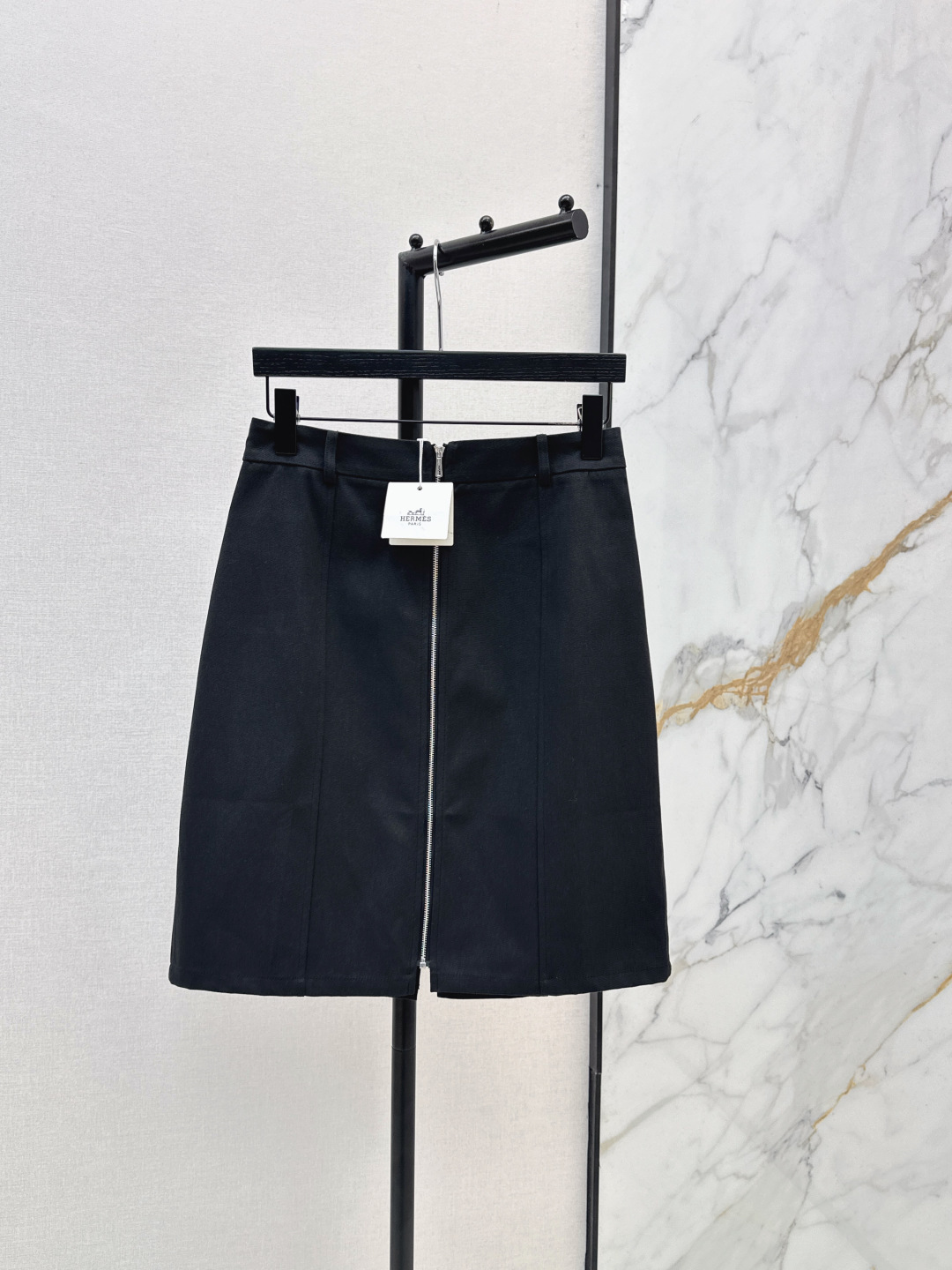 NO:837569,Her 26Ss————The latest spring and summer versatile zipper skirt that is not picky about body shape requirements. The upper body is particularly great!  The style of the matching is also very versatile. Exquisite advanced customization. The texture of the textured fabric is awesome. Retro and elegant. The upper body is cool and handsome, age-reducing and fashionable. Three colors are available for sale smlxl,,skirts,19860909Her 26Ss————春夏最新款百搭拉链半裙不挑剔身形要求 上身特别赞！搭配的风格也很通吃 精致高级定制 富有肌理感的面料质感超赞 复古优雅 上身酷帅减龄时髦精 三色现货发售smlxl,,skirts,,Women's clothing