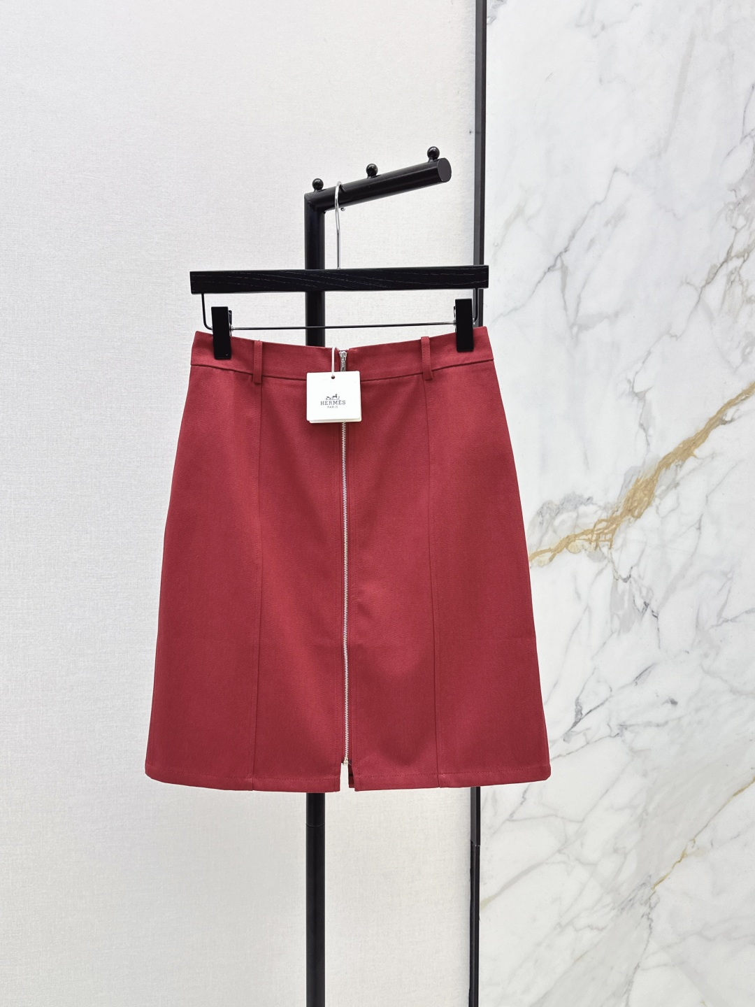 NO:837578,Her 26Ss————The latest spring and summer versatile zipper skirt that is not picky about body shape requirements. The upper body is particularly great!  The style of the matching is also very versatile. Exquisite advanced customization. The texture of the textured fabric is awesome. Retro and elegant. The upper body is cool and handsome, age-reducing and fashionable. Three colors are available for sale smlxl,,skirts,19860909Her 26Ss————春夏最新款百搭拉链半裙不挑剔身形要求 上身特别赞！搭配的风格也很通吃 精致高级定制 富有肌理感的面料质感超赞 复古优雅 上身酷帅减龄时髦精 三色现货发售smlxl,,skirts,,Women's clothing