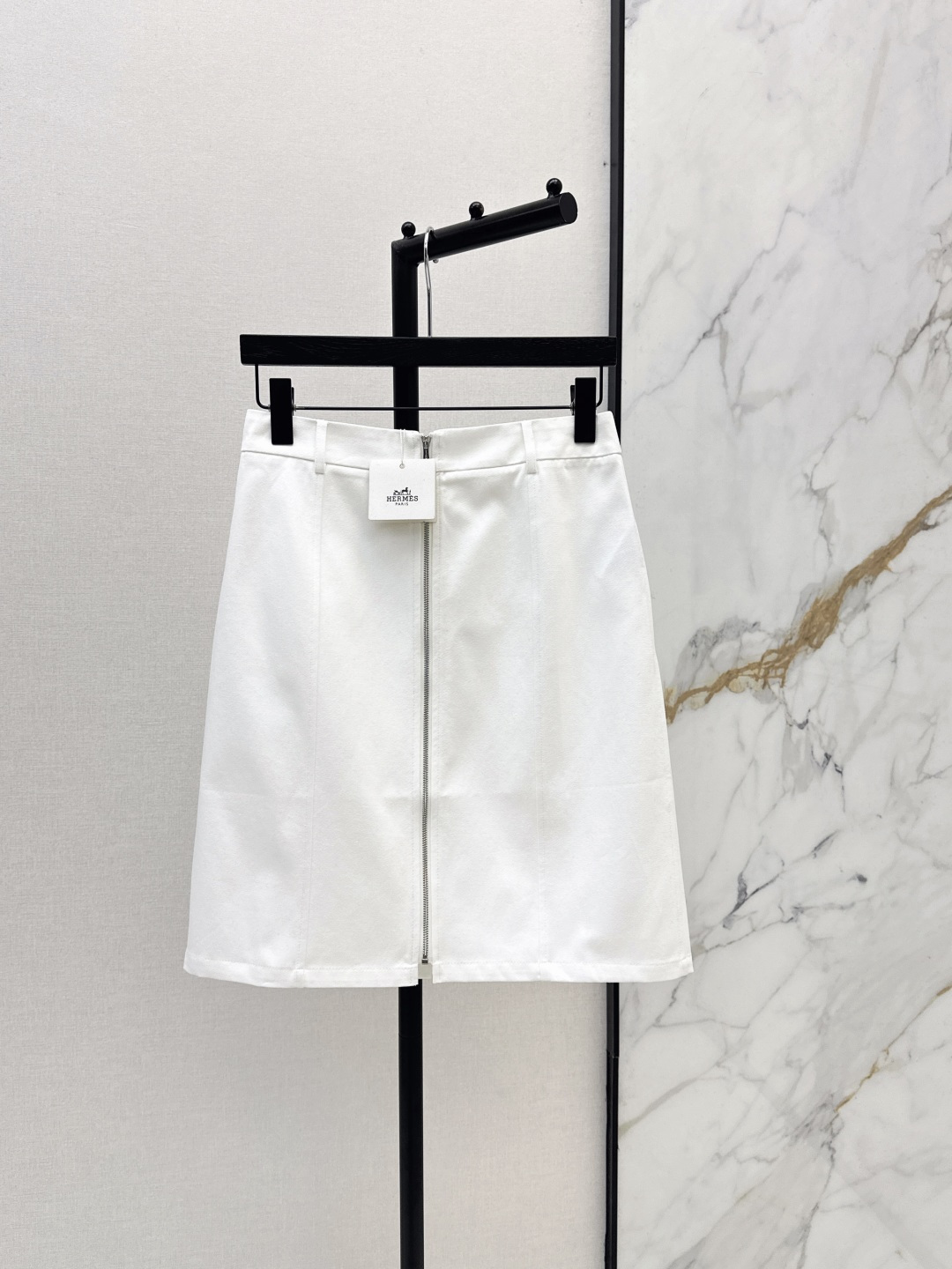 NO:837588,Her 26Ss————The latest spring and summer versatile zipper skirt that is not picky about body shape requirements. The upper body is particularly great!  The style of the matching is also very versatile. Exquisite advanced customization. The texture of the textured fabric is awesome. Retro and elegant. The upper body is cool and handsome, age-reducing and fashionable. Three colors are available for sale smlxl,,skirts,19860909Her 26Ss————春夏最新款百搭拉链半裙不挑剔身形要求 上身特别赞！搭配的风格也很通吃 精致高级定制 富有肌理感的面料质感超赞 复古优雅 上身酷帅减龄时髦精 三色现货发售smlxl,,skirts,,Women's clothing