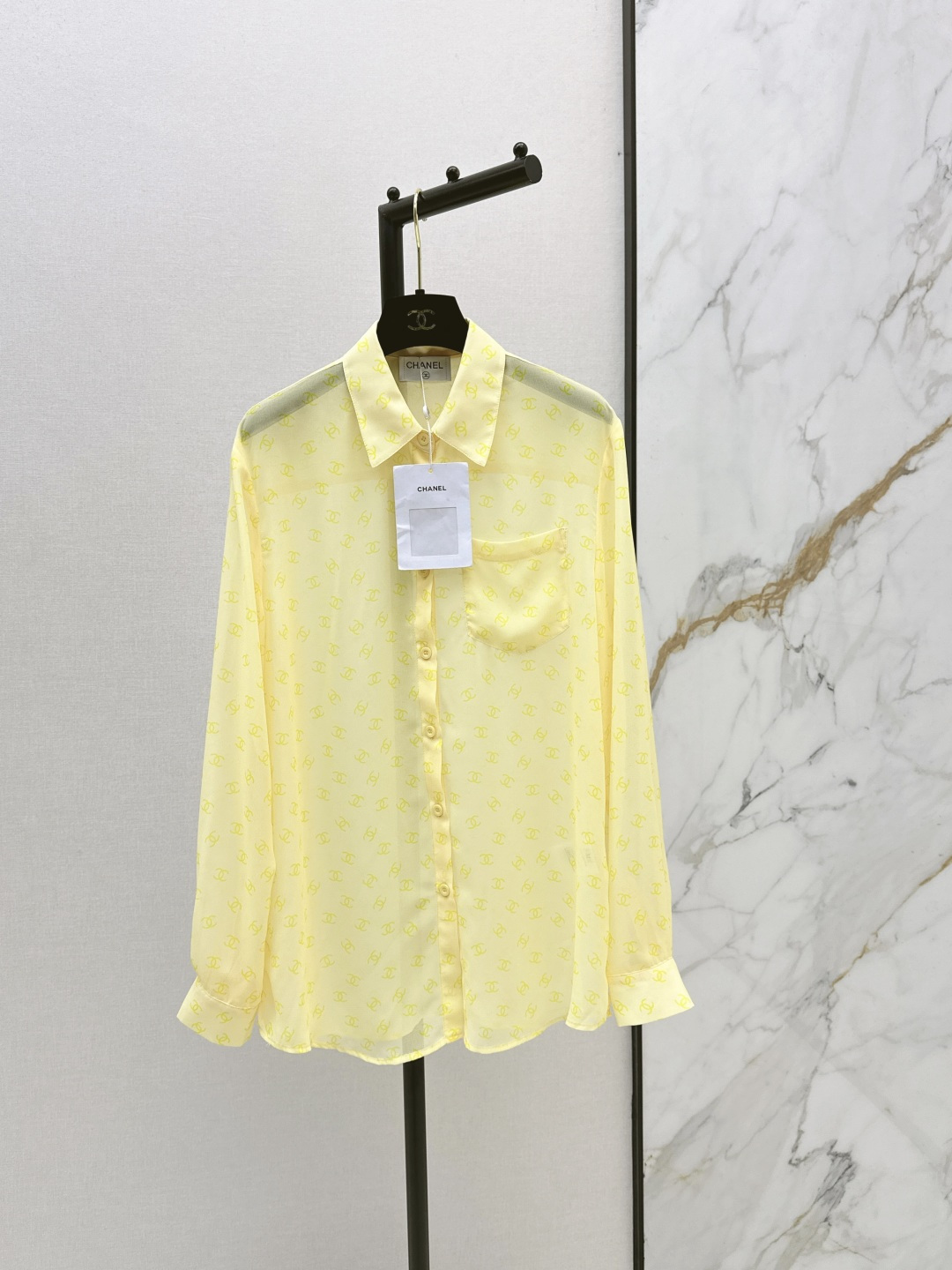 NO:837592,C Home 26Ss————The latest loose dopamine shirt with logo printing in spring and summer is slightly see-through. It is fashionable and discreet. It has a cute style. It is easy for everyone to control. It is full of small details that are a plus. It is exquisitely made and has a good hold style. It is popular with fairies. It is soft and textured. Two colors are available for sale now. sml, chanel, shirts,19860909C家 26Ss————春夏最新款logo印花宽松多巴胺衬衫微透视 若隐若现时尚小心机 可A可乖的风格 版型属于谁都好驾驭 满满小细节太加分 做工精致 好HOLD住造型 深得仙女心 柔软有质感 两色现货发售sml,,chanel,shirts,,Women's clothing