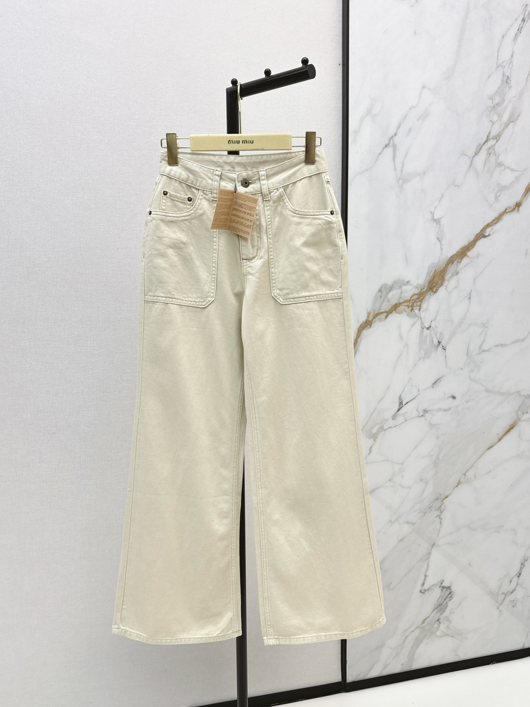 NO:837491,Miu 26Ss————The latest spring and summer double-pocket design straight-leg jeans are three-dimensionally cut. They are all-round and refined to be worn by celebrities. The upper body is super covered and the body is slimming. The legs are super stretched. It is a great item to match. It is simple and refreshing. It has a refreshing and fashionable sense of high-end. It is elegant and fashionable in daily life. It is very versatile. The color is beautiful. The fabric is high-end and textured. A must-have for dates and shopping. Two colors are available for sale smlxl,,miumiu,jeans,19860909Miu 26Ss————春夏最新款双口袋设计直筒牛仔裤整件立体剪裁 全方位精致做明星穿搭 上身超级遮肉显瘦 超拉腿部比例 巨好搭配的单品 简简单单 穿出清爽时髦的高级感 日常优雅又时髦巨百搭 颜色很好看 面料高级又有质感 约会逛街必备 两色现货发售smlxl,,miumiu,jeans,,Women's clothing